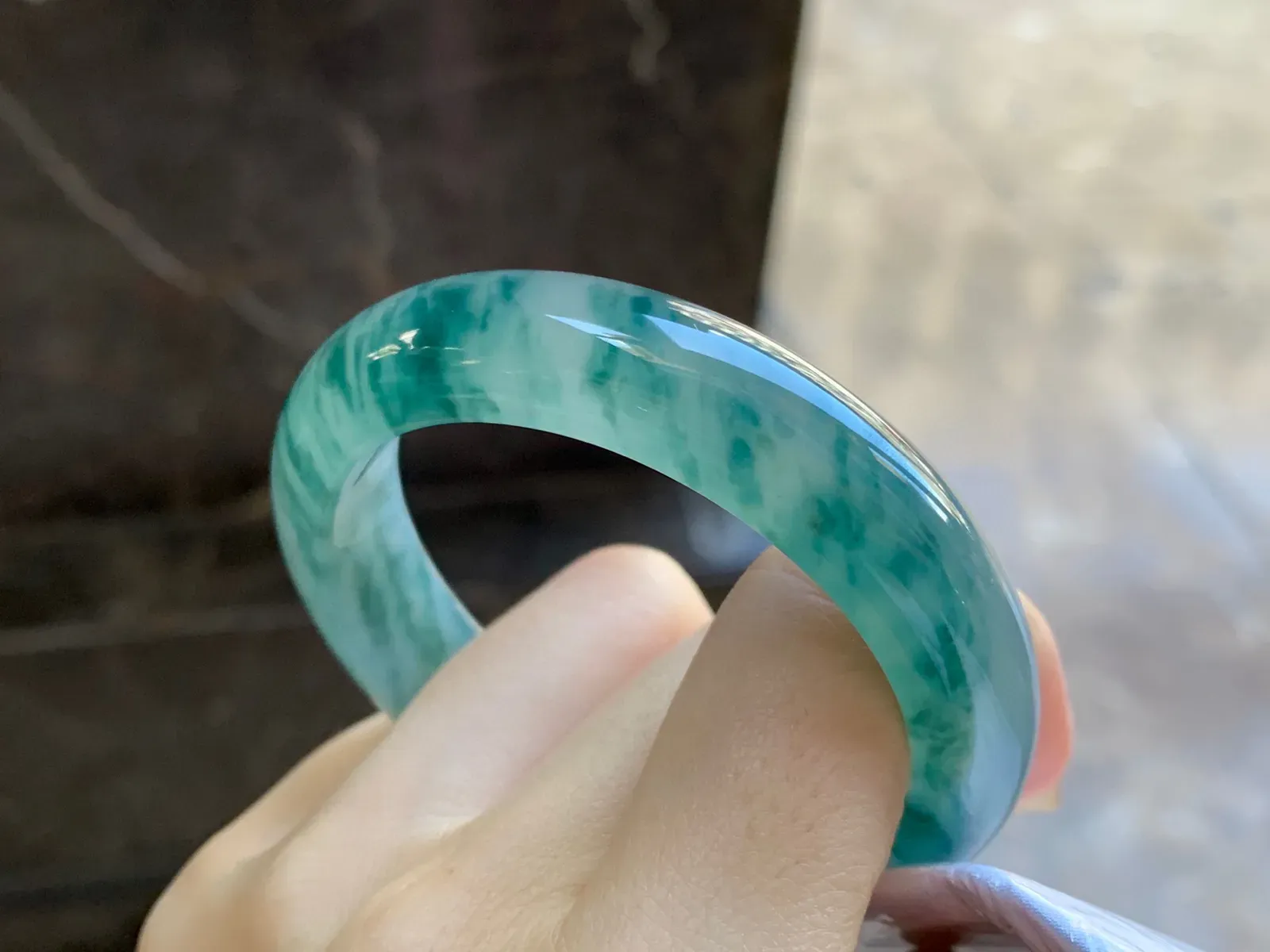 冰种飘蓝花手镯
尺寸：51-12.5-8.1mm
种水好 飘花浓郁精品小圈口 推荐哦