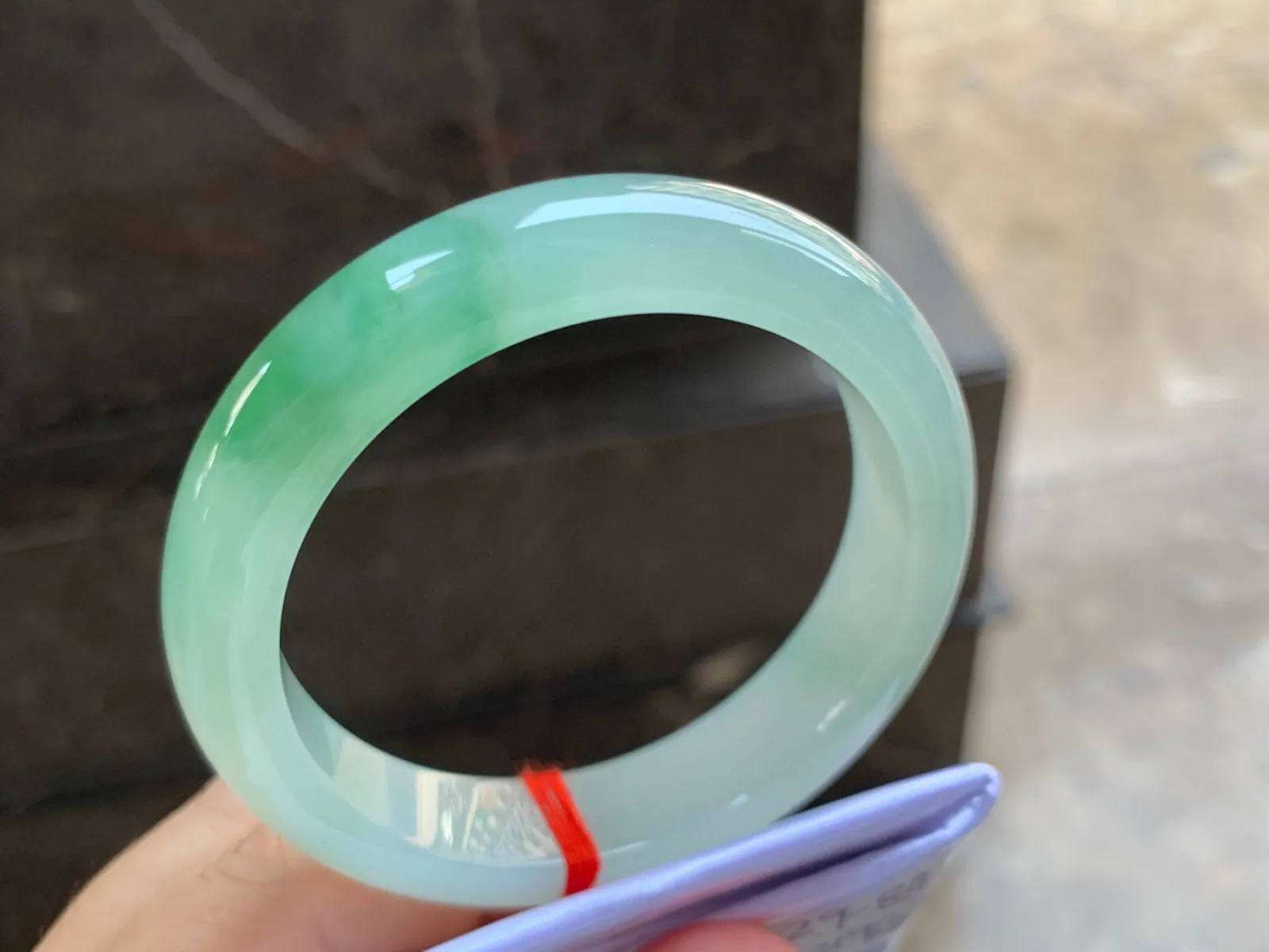 53-13-8.5mm
冰种绿花手镯 种好水润 淡晴底色 花色漂亮 清爽
