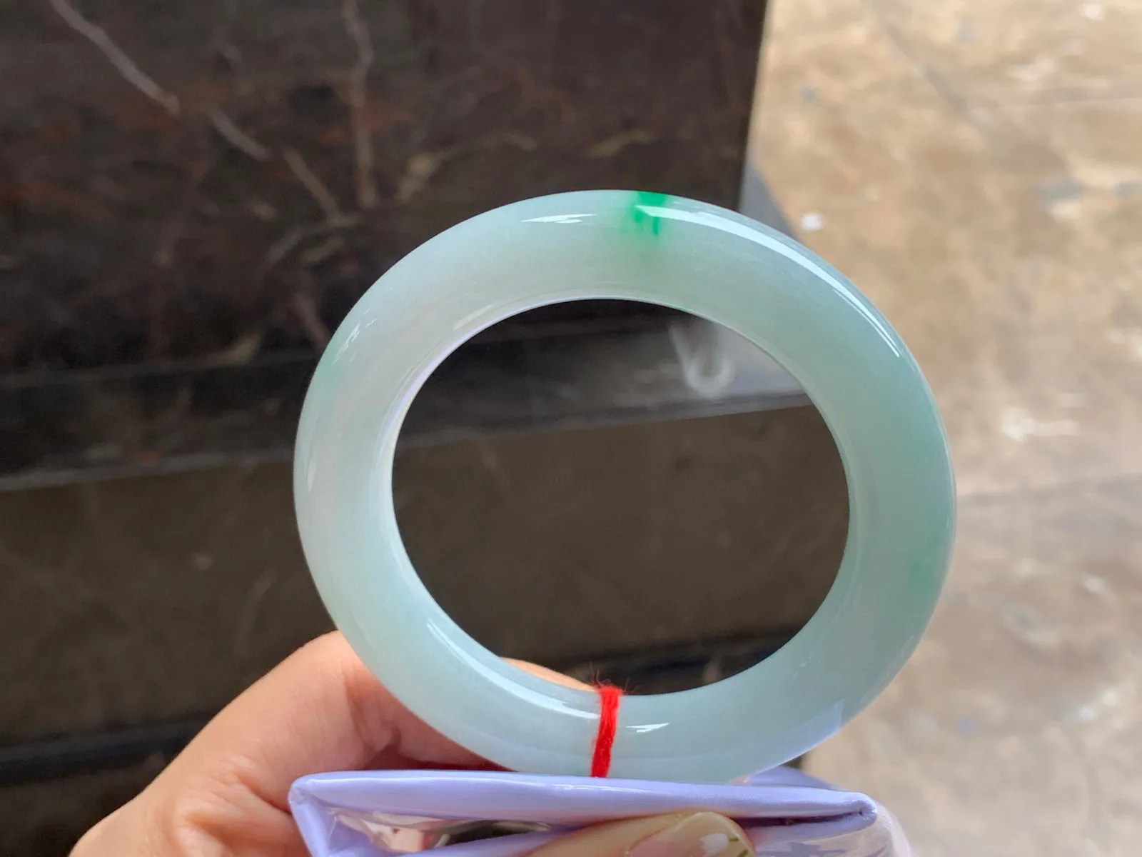 57.5-12.2

飘绿圆条手镯^_^色阳 玉质温润 条形优秀