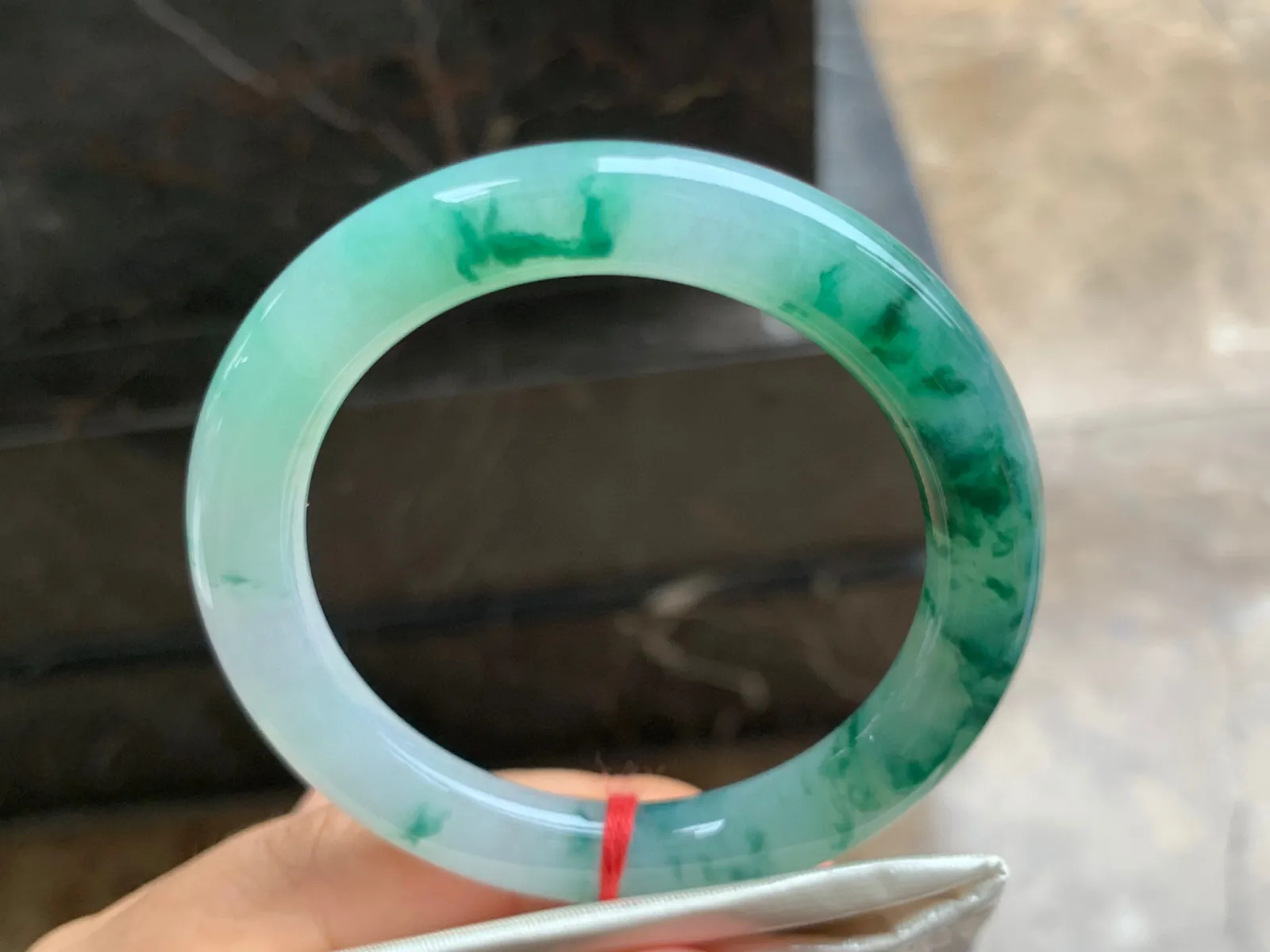 53-9.5mm
飘花圆条手镯 底子细腻 花色漂亮