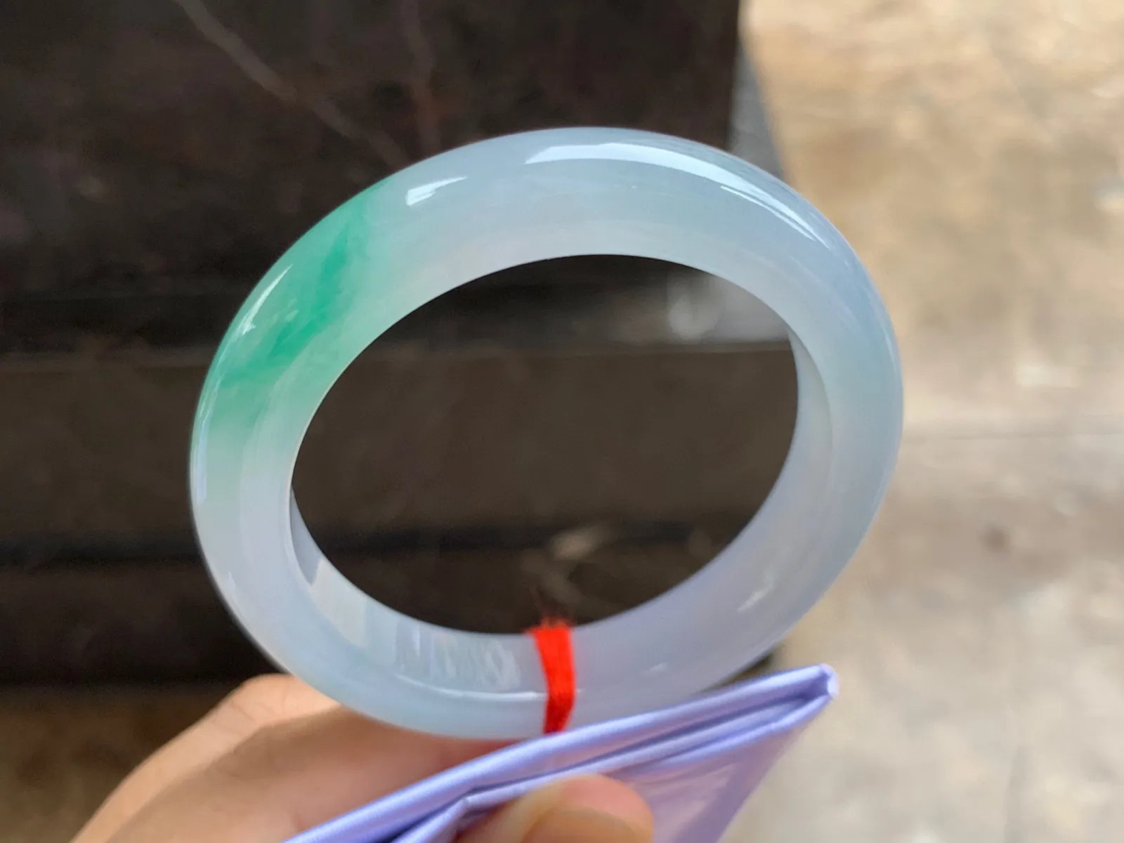 56-12-10mm
冰种飘绿手镯 一抹绿清新脱俗
