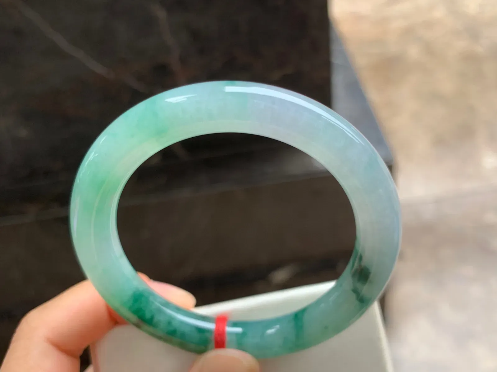 53-9.5mm
飘花圆条手镯 底子细腻 花色漂亮