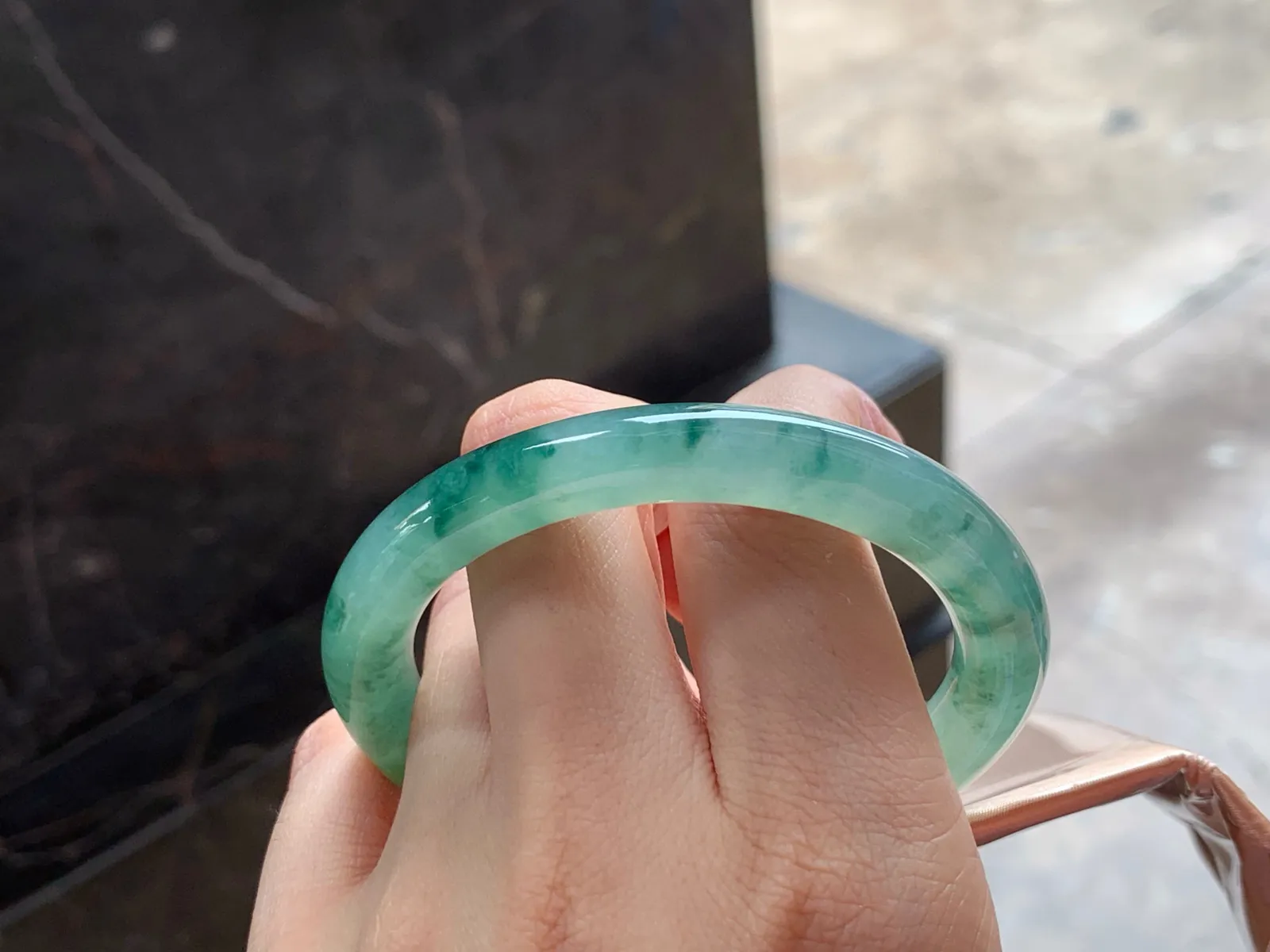 冰种飘花细圆条手镯
尺寸：54.5-9mm
肉质细腻～底色漂亮推荐