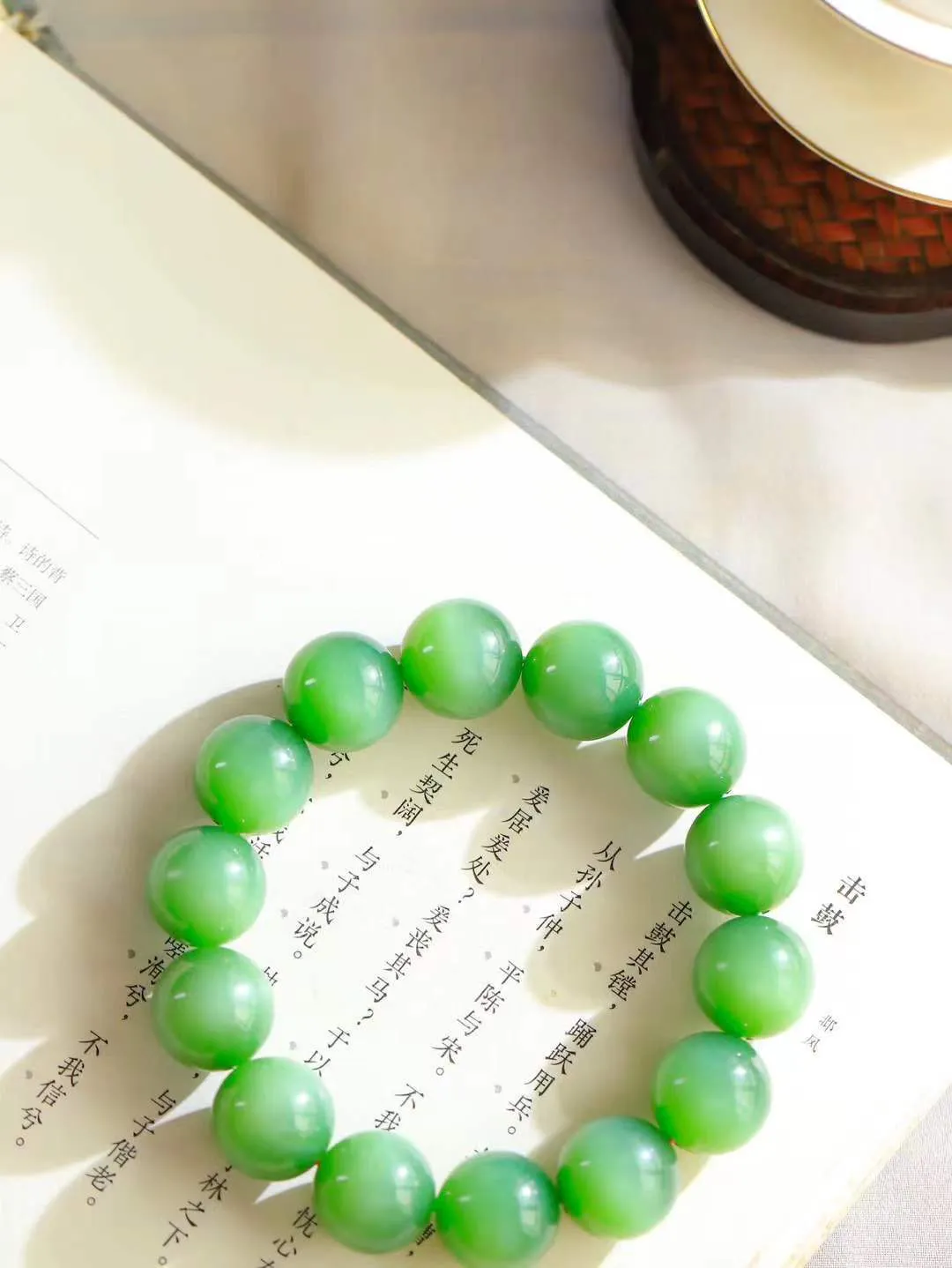 【岁月静好.手串】

货头精选 和田玉碧玉猫眼圆珠手串，精选上等和田玉料，每一颗珠子都散发着温润光泽，宛如岁月沉淀的优雅。佩戴它，感受时光的静谧与从容，彰显不凡品味。重90克  尺寸取一15.8mm  45501789T头