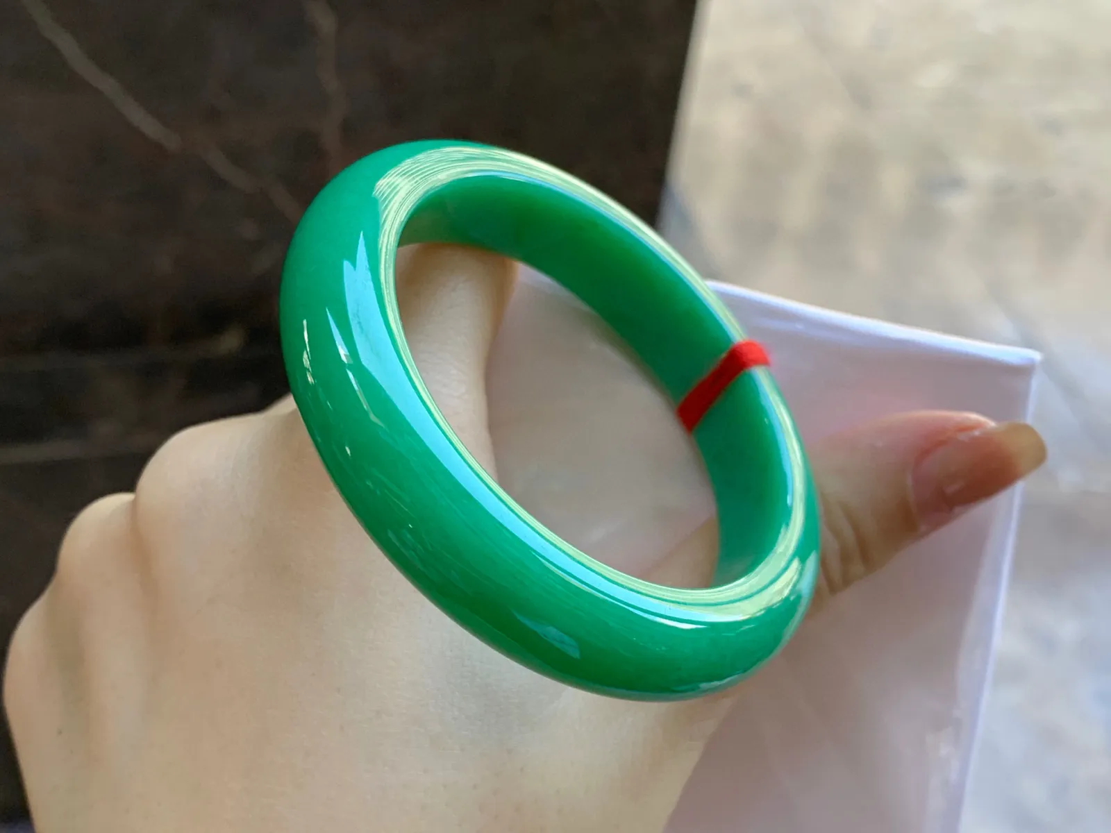 满绿手镯
尺寸：50.6-12-8.5mm
很细腻的料子～绿色浓郁均匀内侧有裂
