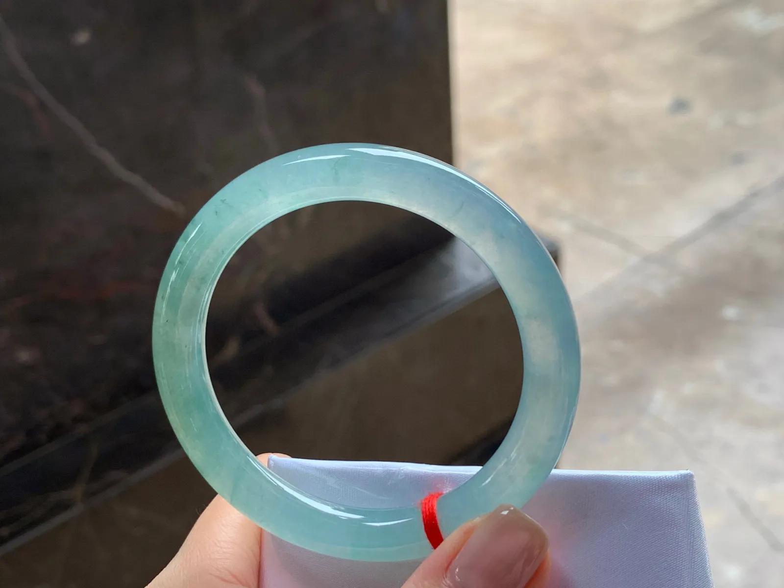 冰晴细圆条手镯
尺寸：53-8.5mm
种水好 有特色很耐看的料子～