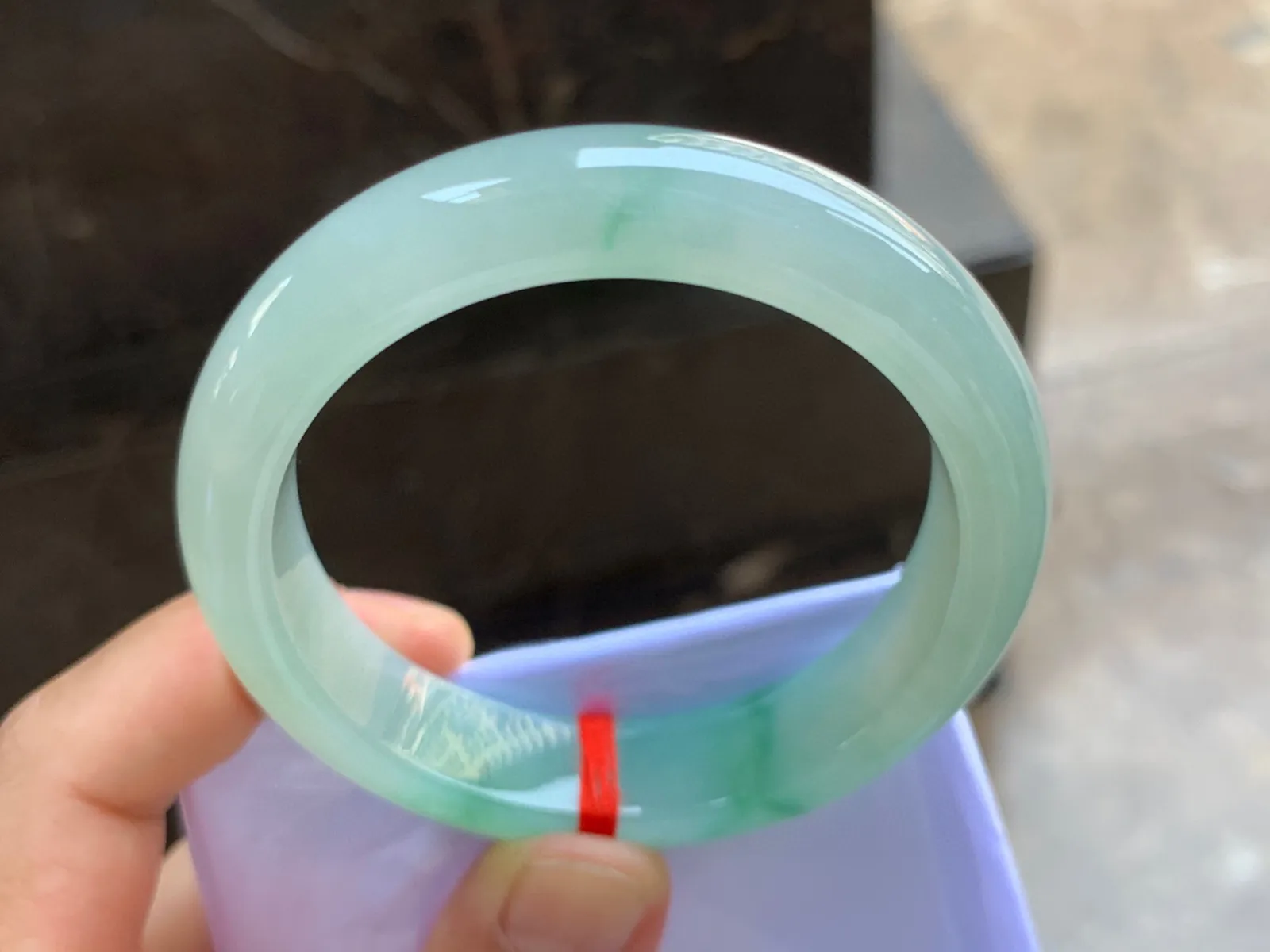 53-13-8.5mm
冰种绿花手镯 种好水润 淡晴底色 花色漂亮 清爽