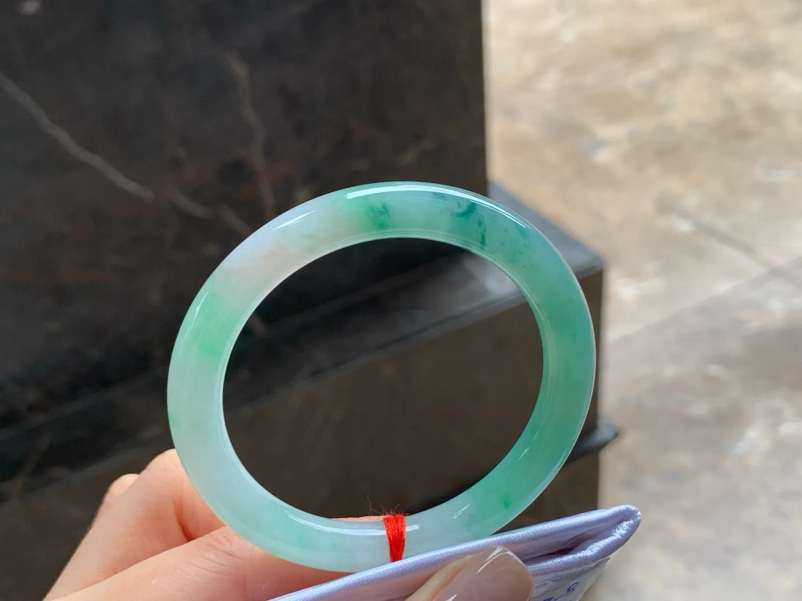 细圆条手镯
底色漂亮 50.6/8.8mm