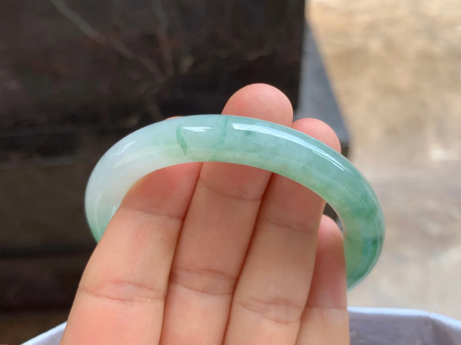 50.5-8.5mm
冰种飘花圆条手镯 水润光泽 花色漂亮