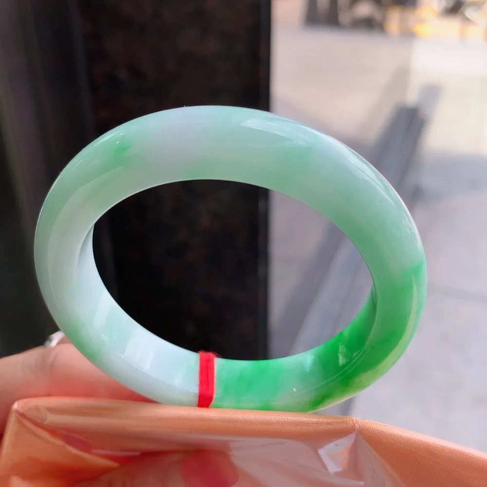 正圈一大节阳绿 无瑕 尺寸:55.9/12.3/9.3 色阳️️