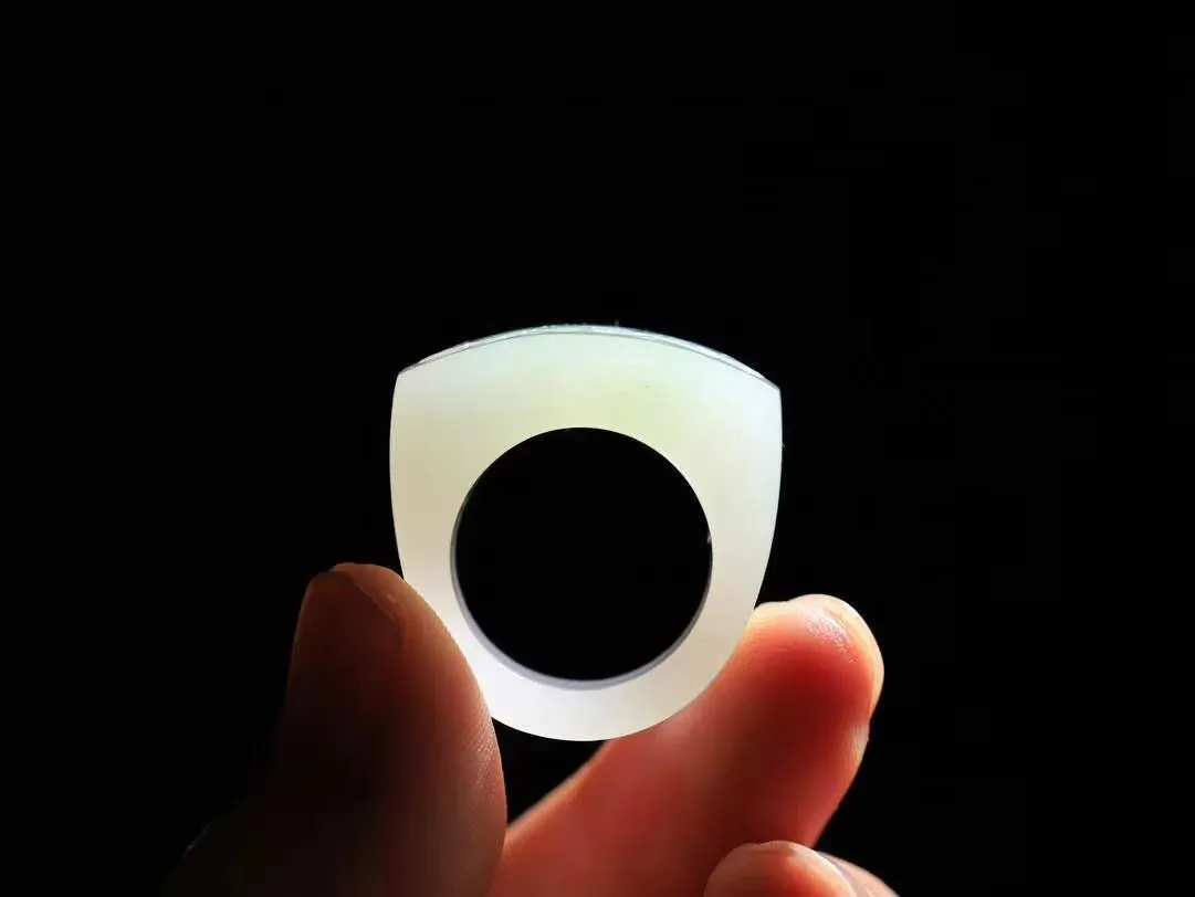 【仿古兽面纹.扳指】

精品和田玉翠青兽面纹扳指 莹莹润润！精雕细琢，栩栩如生，料俱佳，精琢仿古兽面，双眉如火，怒目圆瞪，獠牙毕露，威武霸气，寓意消灾，兽音同寿，长寿延年之意。重13.8克  尺寸18-13.2-7mm 56503052A