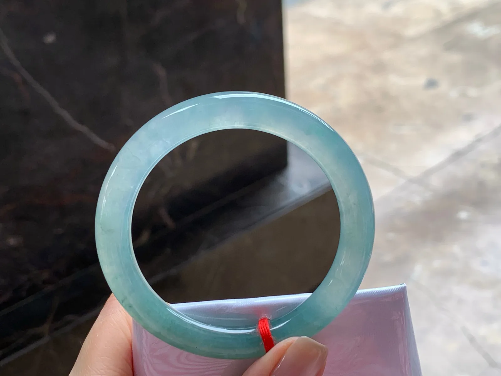 冰晴细圆条手镯
尺寸：53-8.5mm
种水好 有特色很耐看的料子～