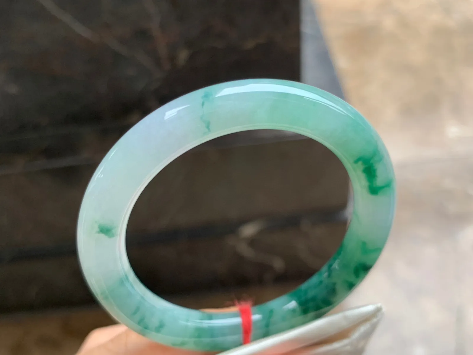 53-9.5mm
飘花圆条手镯 底子细腻 花色漂亮