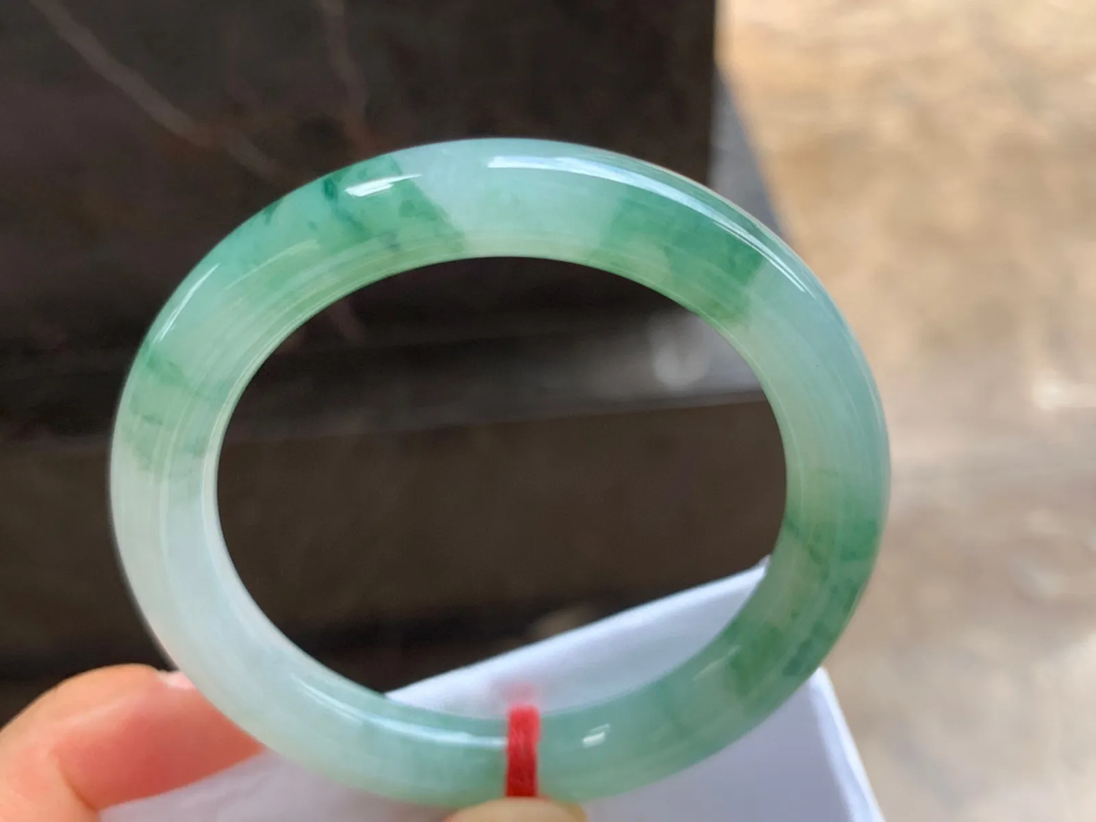 50.5-8.5mm
冰种飘花圆条手镯 水润光泽 花色漂亮