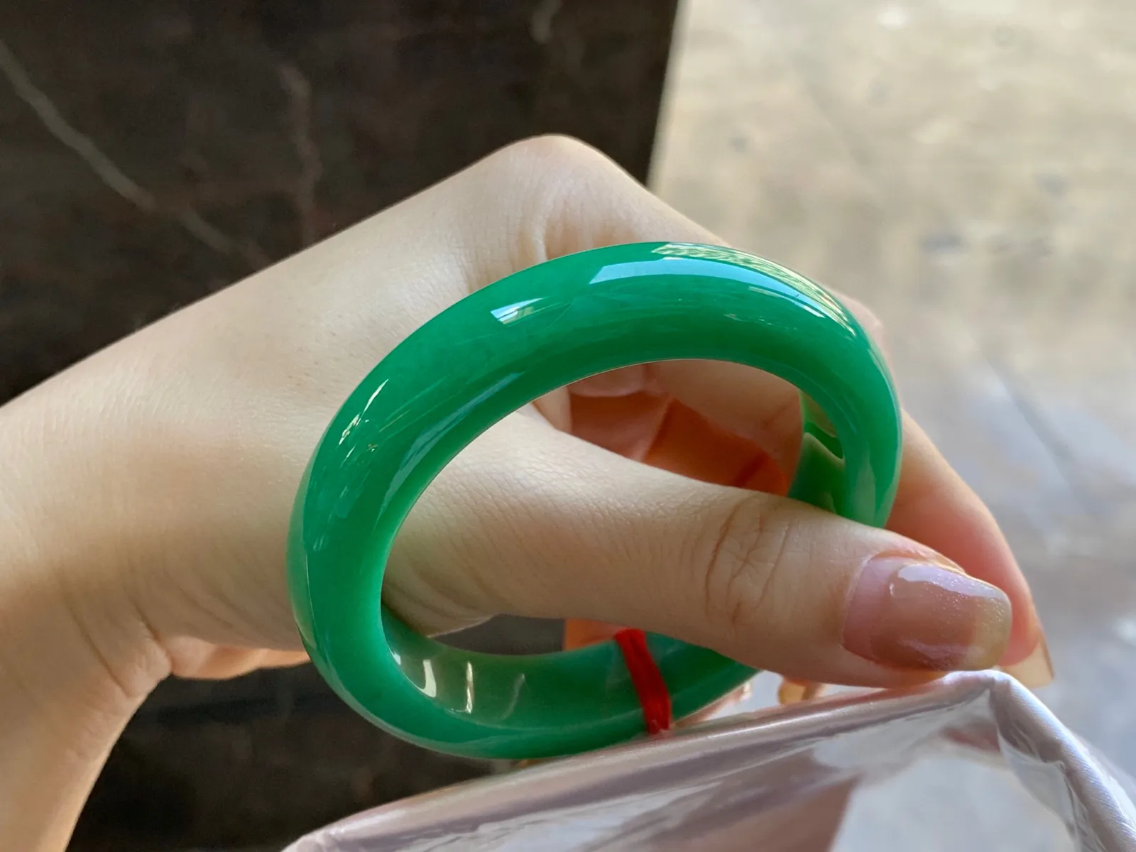 满绿手镯
尺寸：50.6-12-8.5mm
很细腻的料子～绿色浓郁均匀内侧有裂