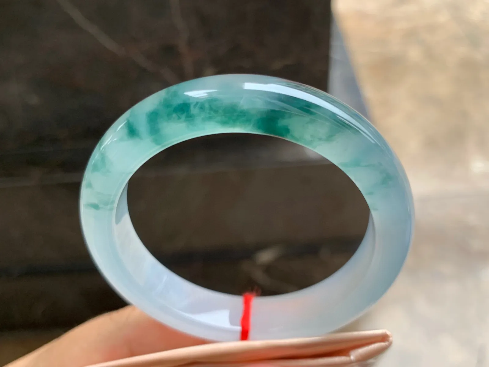 53.5-12-8.5mm
冰种飘花手镯 冰透胶润 花色灵动 半山半水
