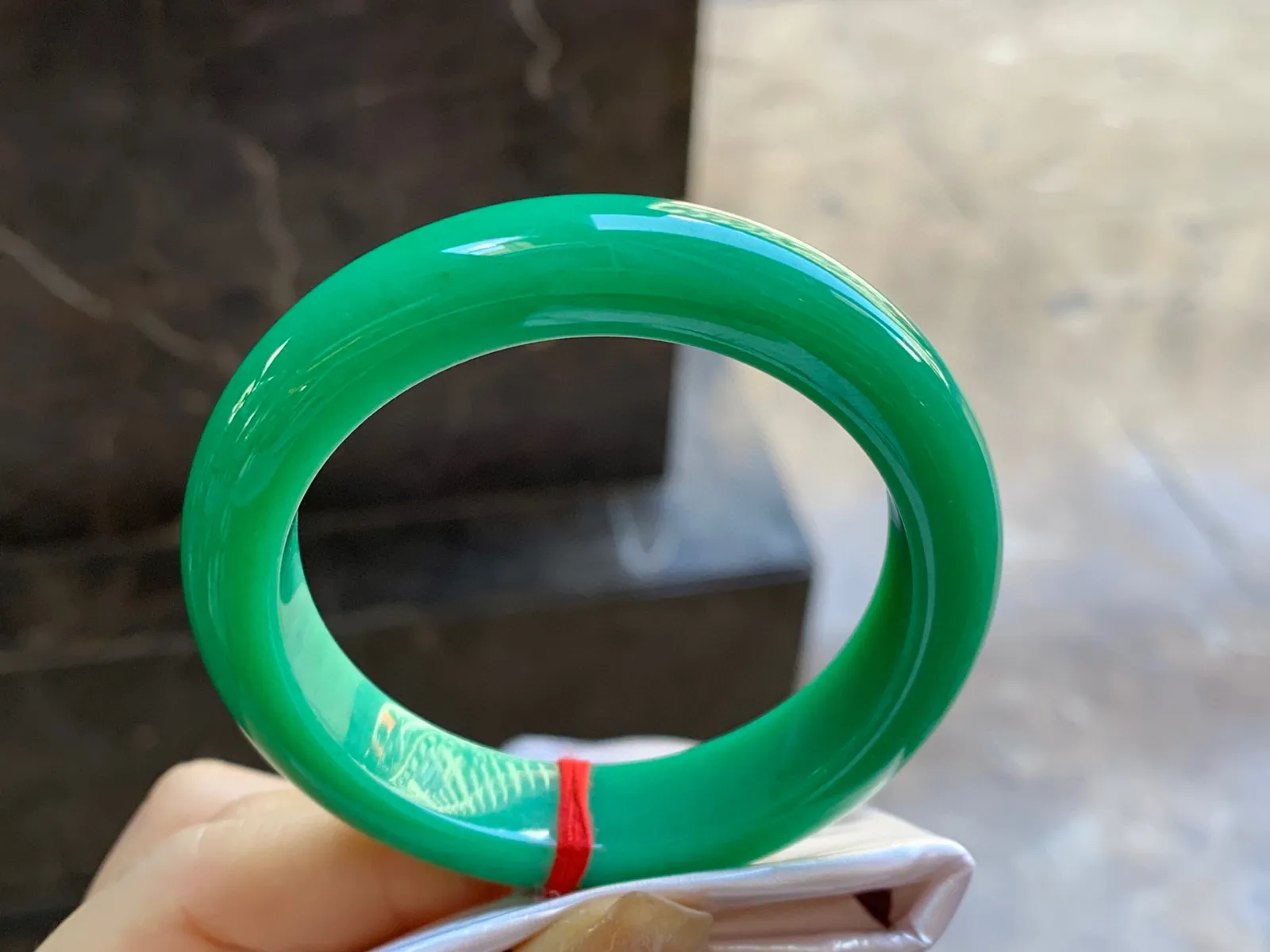 满绿手镯
尺寸：50.6-12-8.5mm
很细腻的料子～绿色浓郁均匀内侧有裂