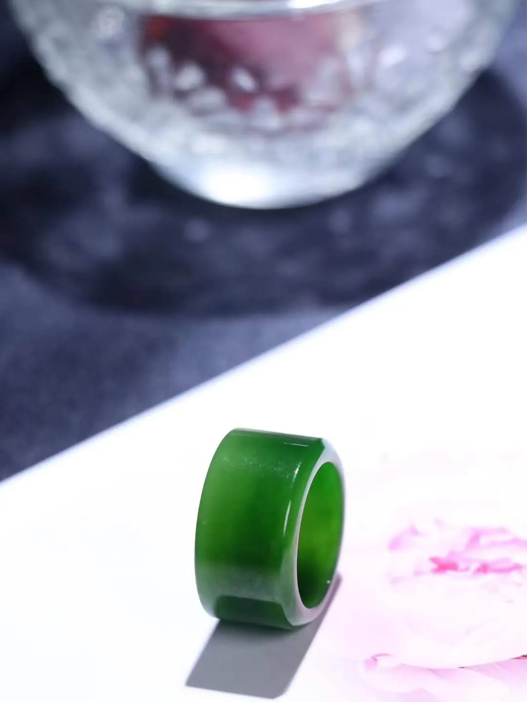 （古韵.扳指）

精品和田玉碧玉扳指 指环 戒圈。七号矿老料 纯正菠菜绿，直切工艺，款式精美，玉