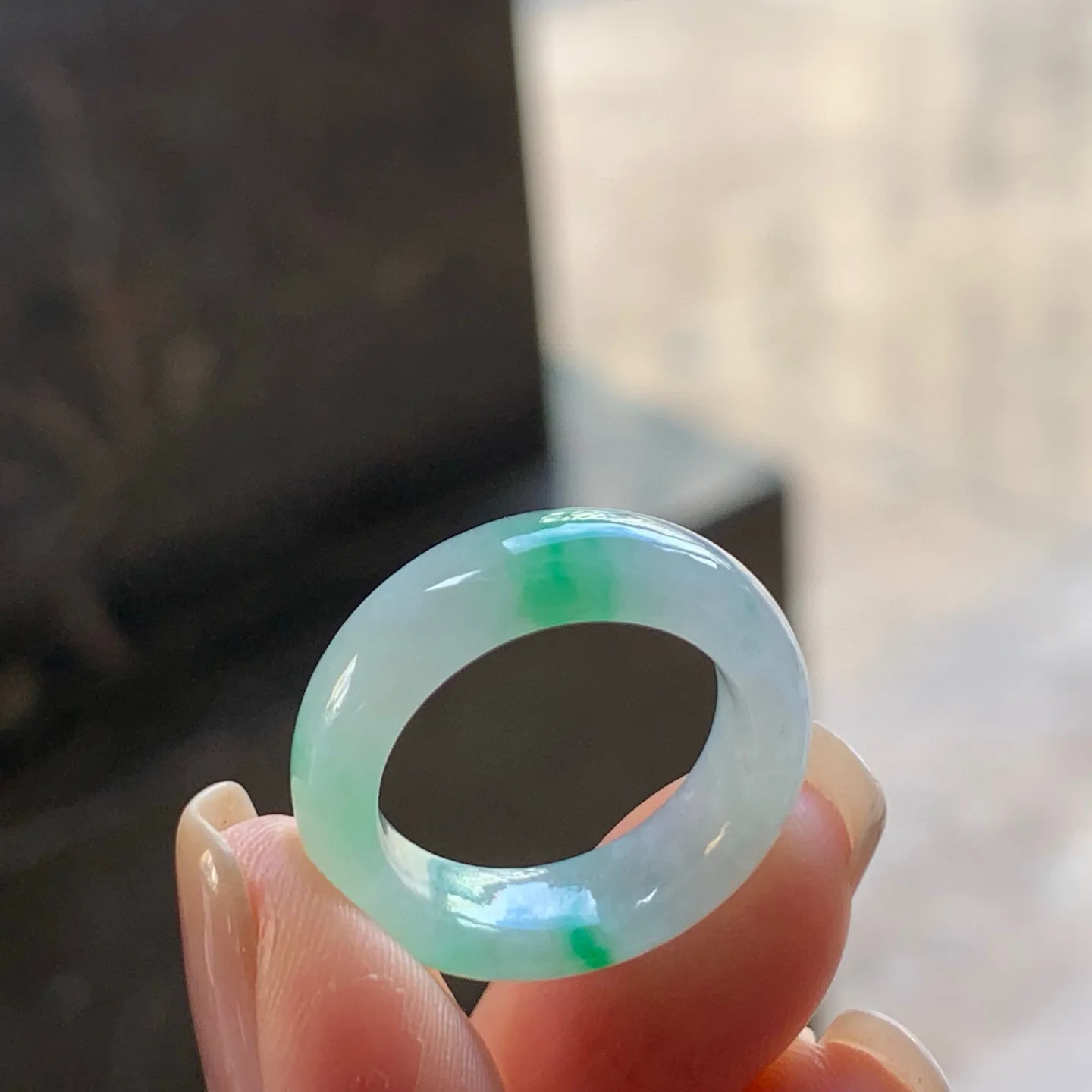 带色指环
水润