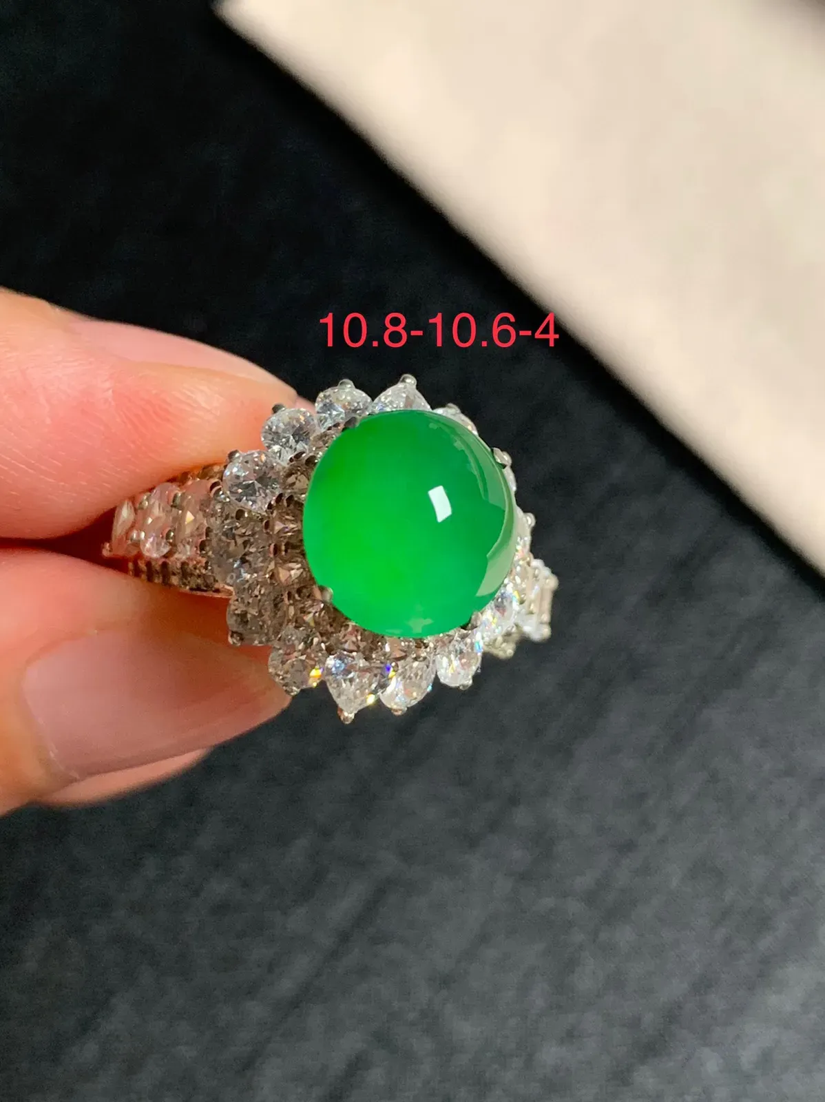 高冰甜阳绿圆戒面
无纹裂，种好色好品相好，颜色鲜艳甜美，老坑种冰透水灵