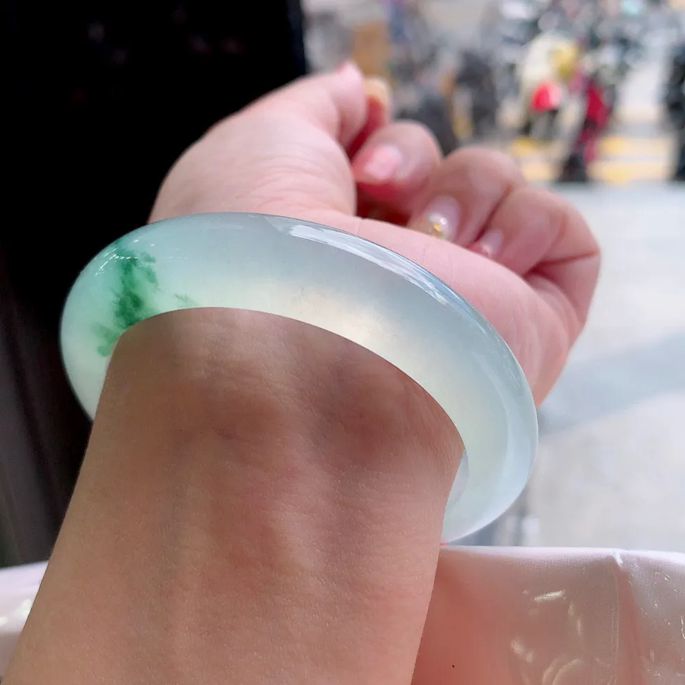 正圈冰玻晴水蓝花镯 无瑕 尺寸:53.5/12.2/8.8  胶感十足 荧光闪闪 实物更好 🥰🥰
