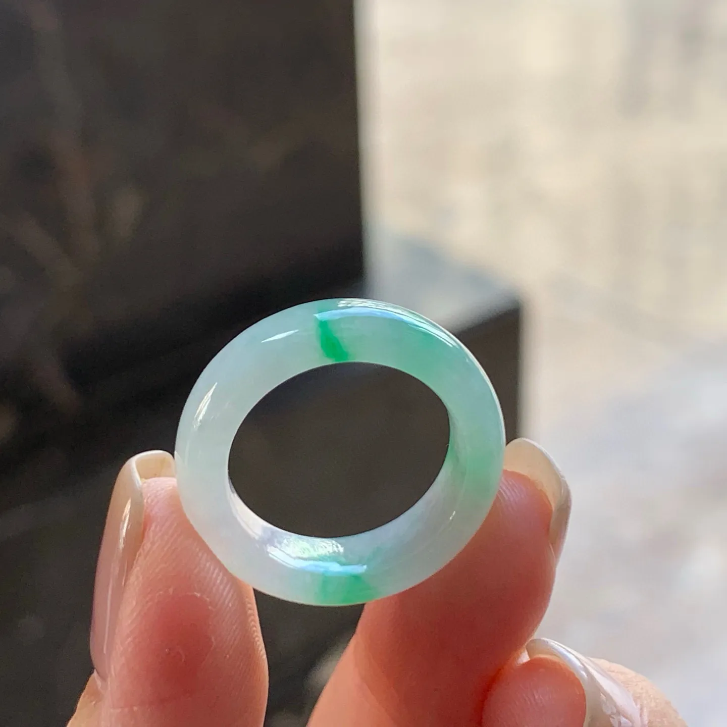 带色指环
水润