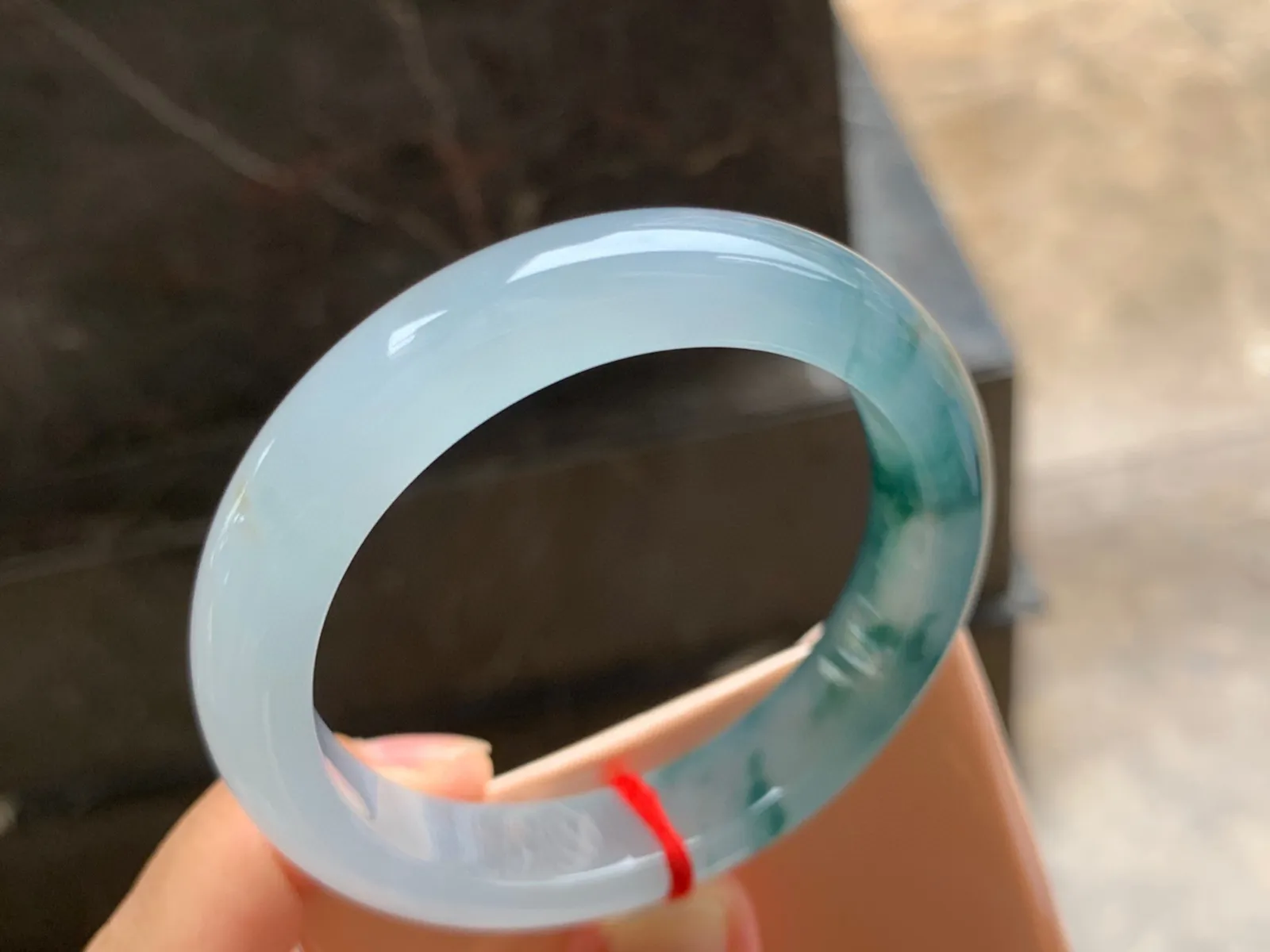 53.5-12-8.5mm
冰种飘花手镯 冰透胶润 花色灵动 半山半水