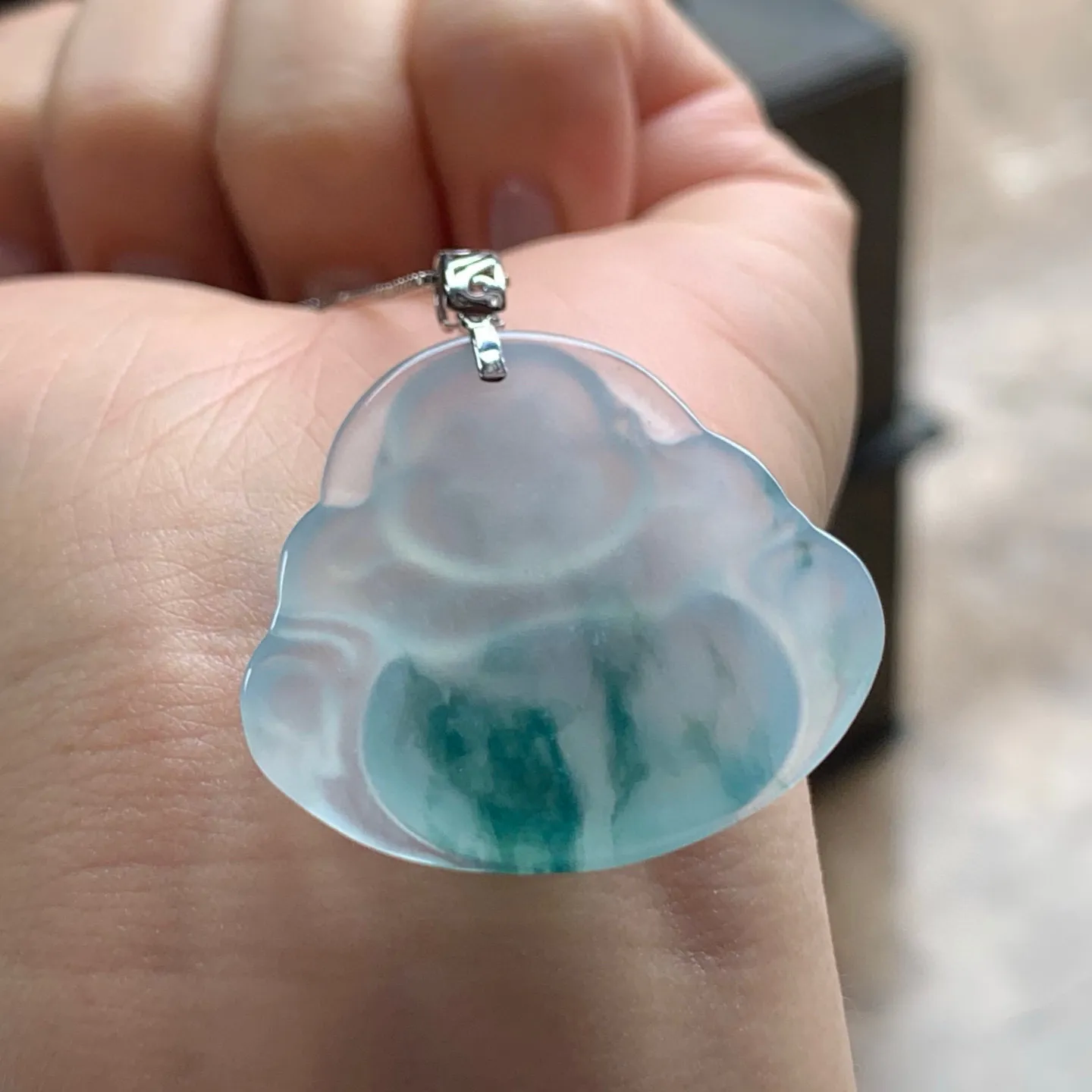 冰种飘花坐佛
飘花灵动，笑口常开