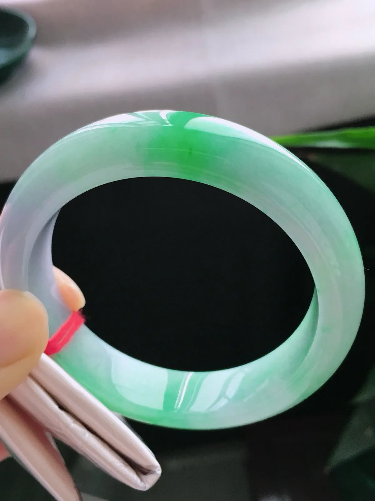 圈口57.5，正圈手镯，玉质冰润细腻，色泽鲜艳，尺寸57.5-14.3-8.8mm