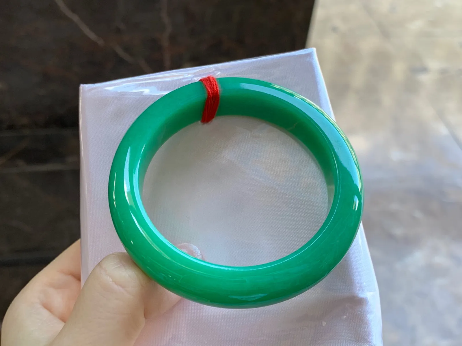 满绿手镯
尺寸：50.6-12-8.5mm
很细腻的料子～绿色浓郁均匀内侧有裂