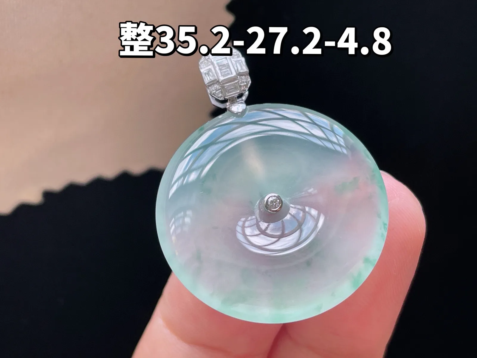 18K 冰种飘花·平安扣

裸35.3-27.2-4.8