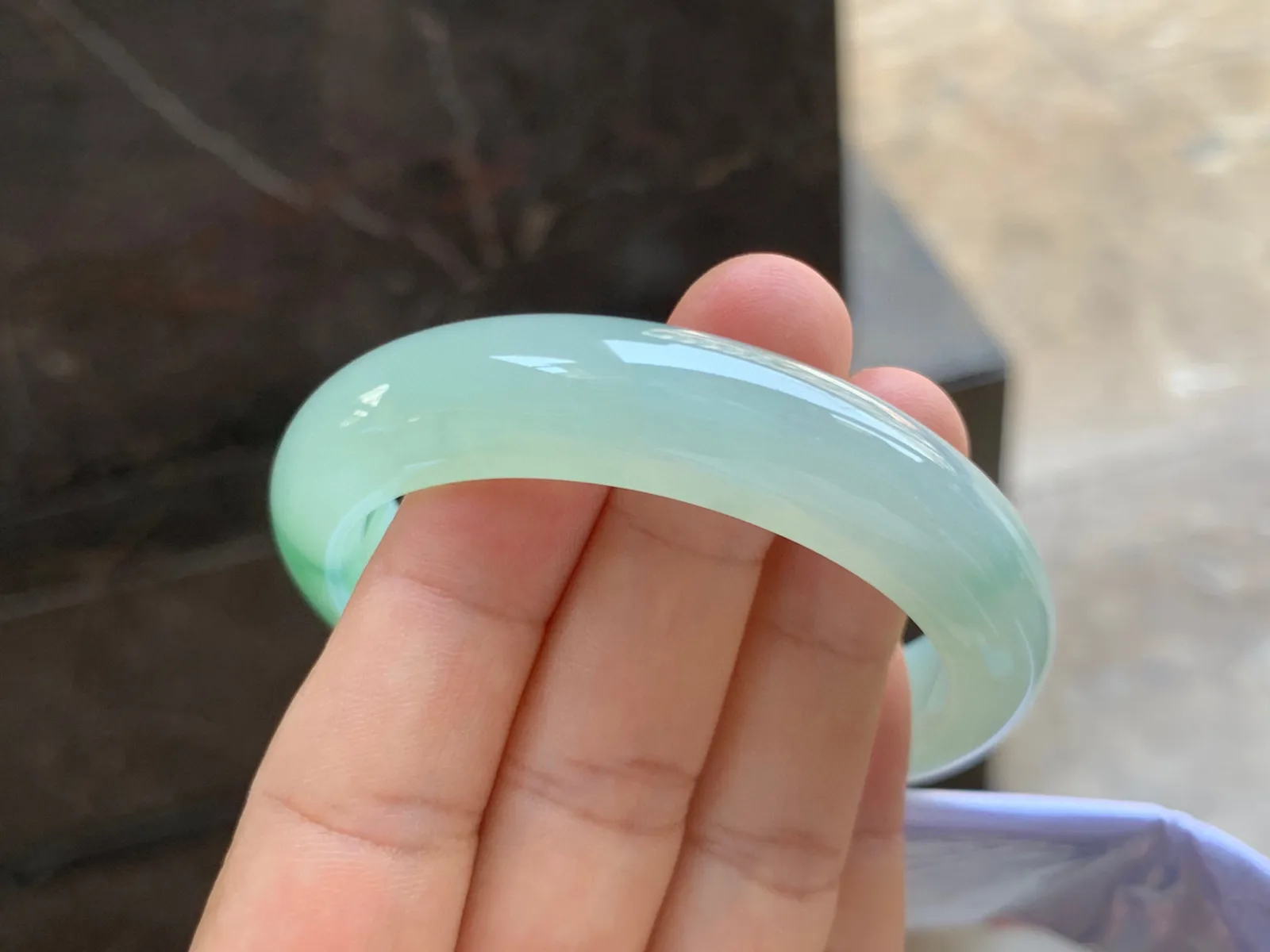 53-13-8.5mm
冰种绿花手镯 种好水润 淡晴底色 花色漂亮 清爽