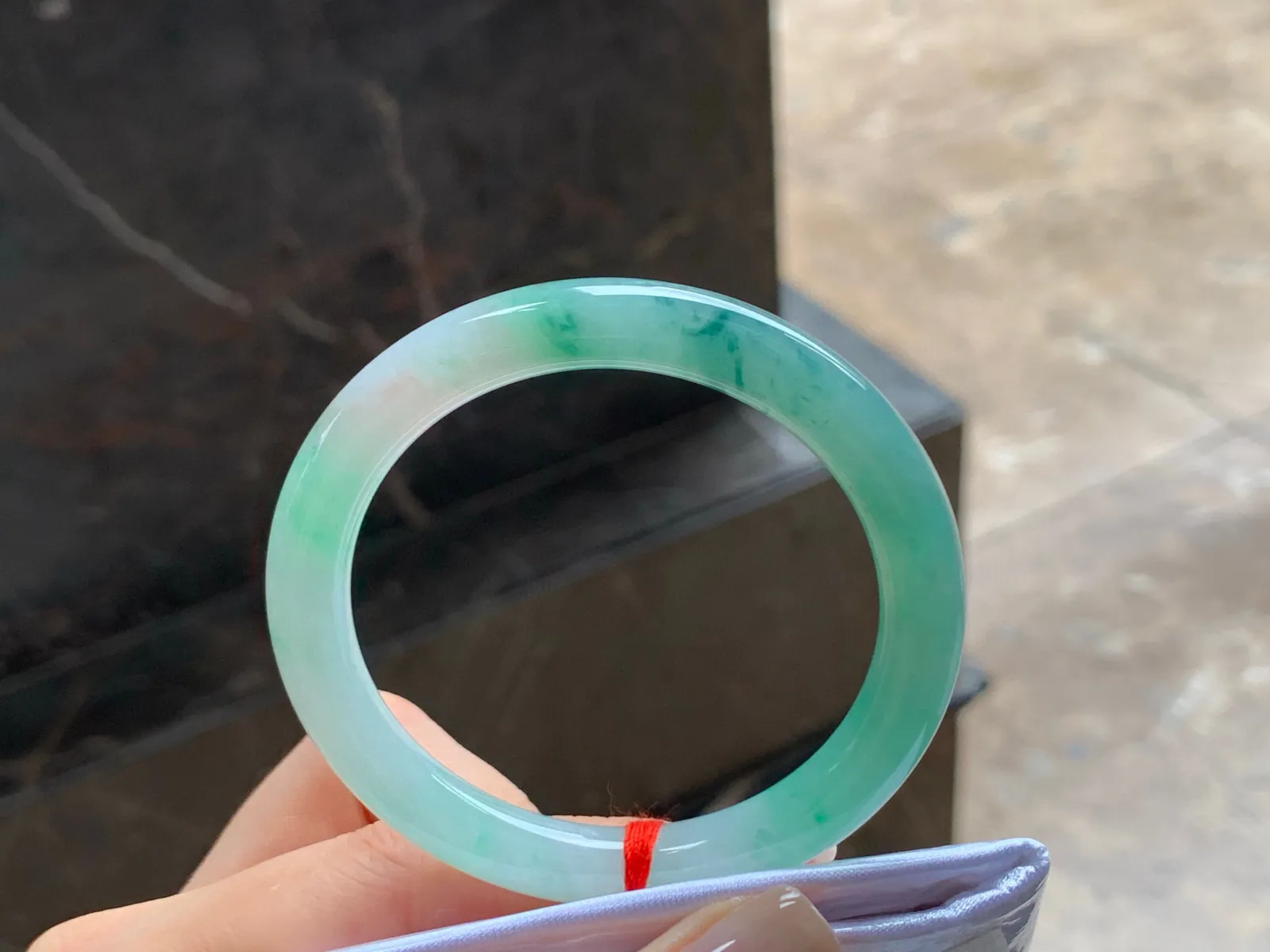 细圆条手镯
底色漂亮 50.6/8.8mm