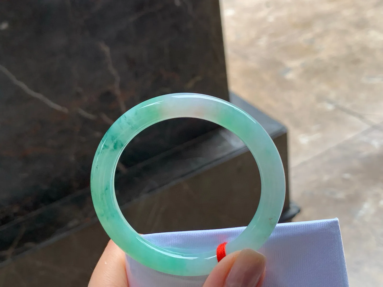 细圆条手镯
底色漂亮 50.6/8.8mm