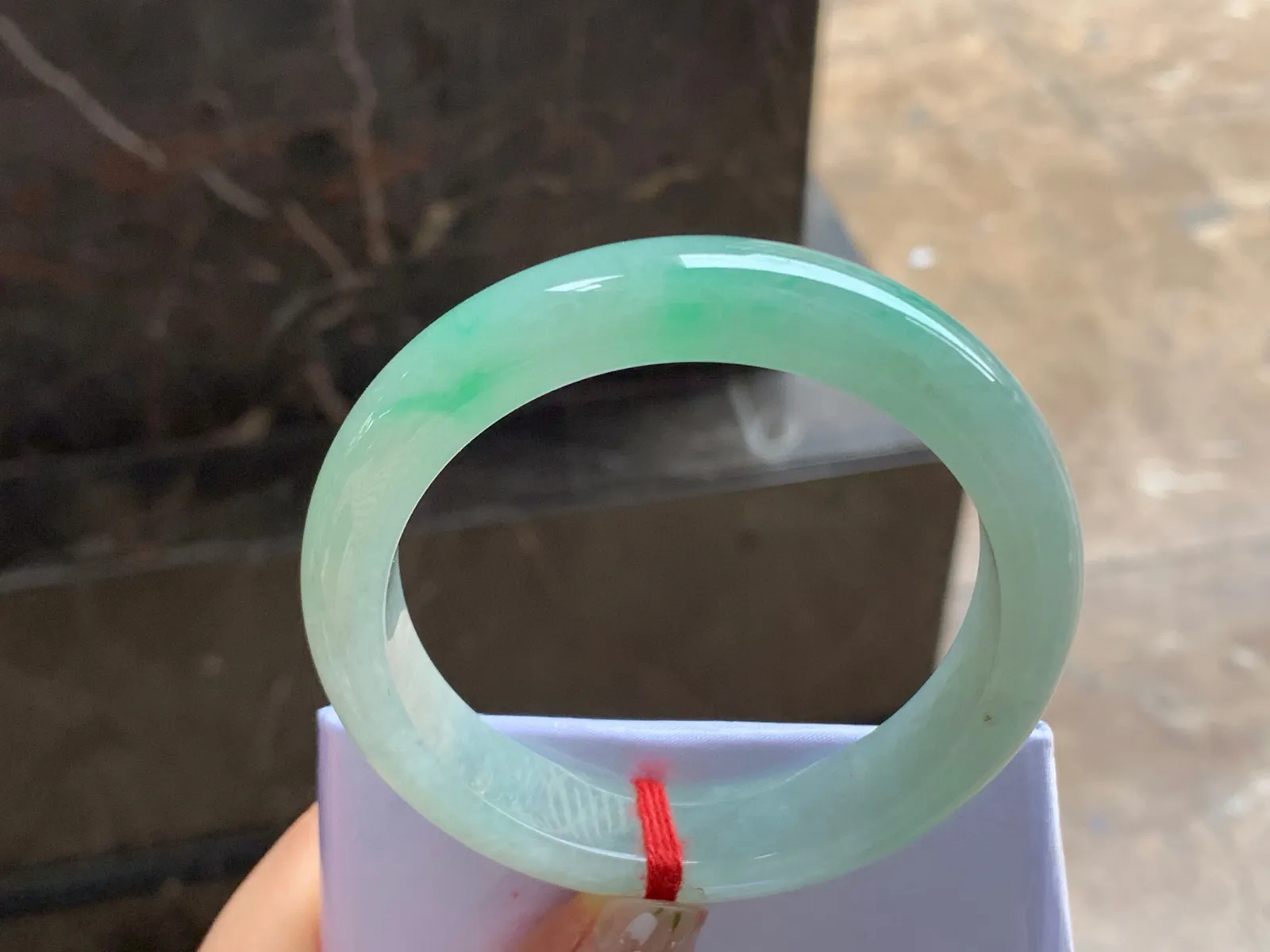 56-12.4-8.9

飘绿手镯^_^色阳 玉质温润 起光