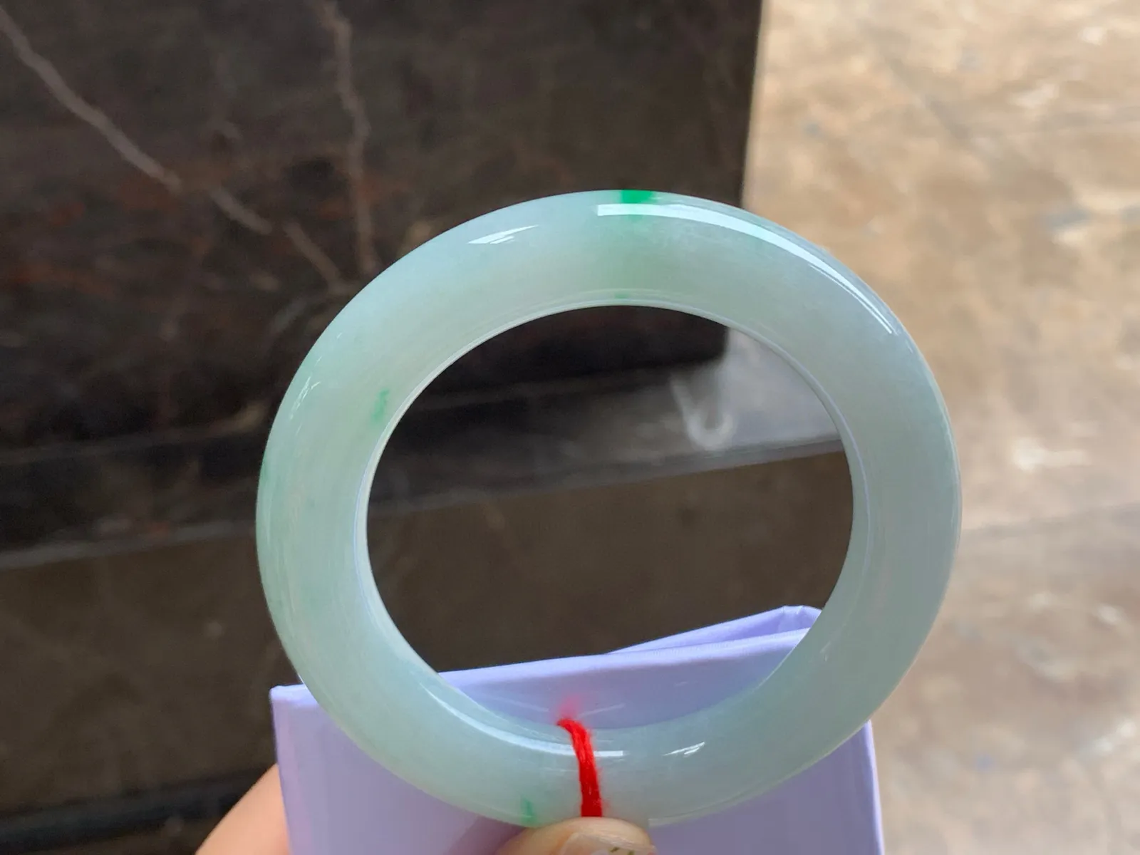 57.5-12.2

飘绿圆条手镯^_^色阳 玉质温润 条形优秀