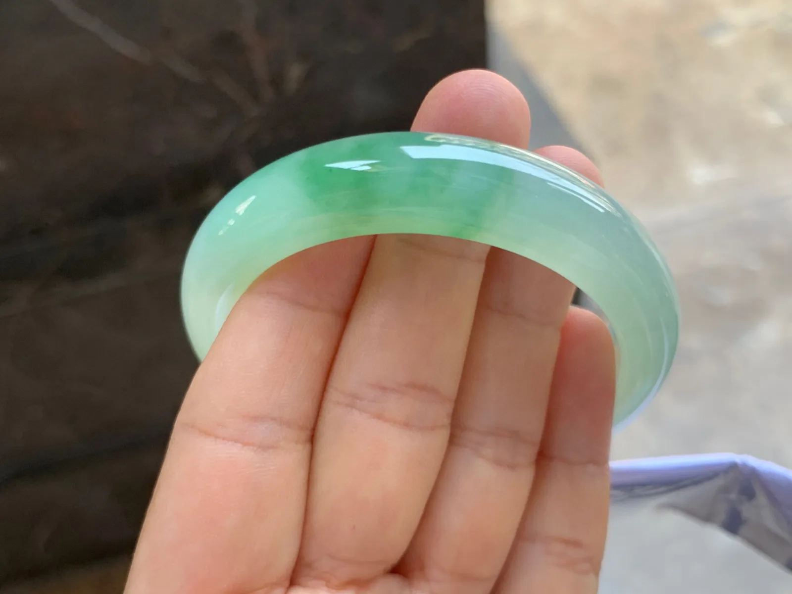 53-13-8.5mm
冰种绿花手镯 种好水润 淡晴底色 花色漂亮 清爽
