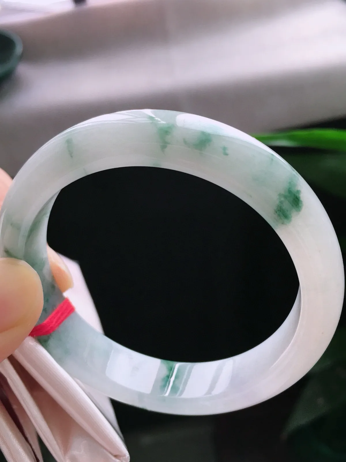 圈口56.8，正圈手镯，飘花，玉质水润细腻，尺寸56.8-12.9-8.3mm