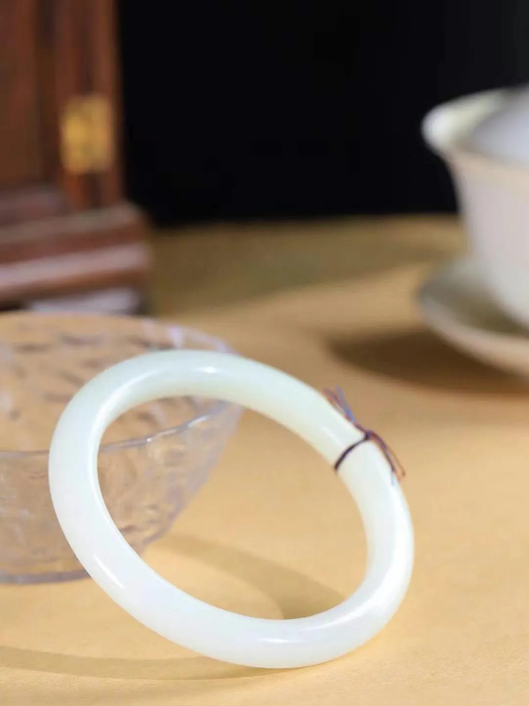 （温柔雅致.手镯）

精品和田玉白玉手镯。镯型饱满，温润细腻，脂润沁香。️执一卷书，沏一盏茶，着一袭裙，戴一只镯。淡淡浅笺，素心若兰，静赏玉中诗画。悠悠岁月，芊手轻摘，盛满诗样芳华。重34.7克   尺寸55.5-8.3-8.4mm    FDA-99503096