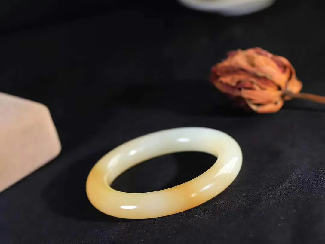 【玉佳人·手镯】

收藏级臻品️和田玉糖白玉圆条手镯 ，玉质细腻油润，做工细致精美，端庄素雅，亭亭