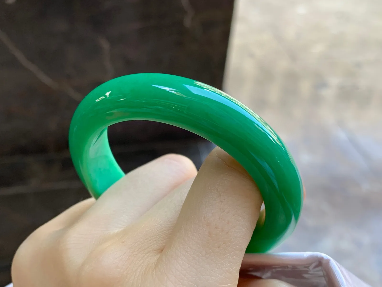 满绿手镯
尺寸：50.6-12-8.5mm
很细腻的料子～绿色浓郁均匀内侧有裂