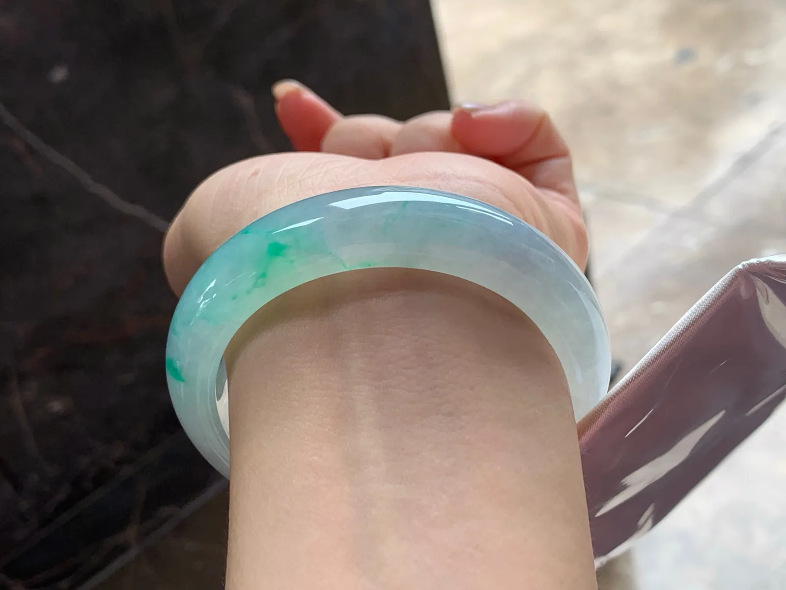 冰种飘色手镯
尺寸：55.6-13.5-8.6mm
有种有色～上手漂亮大力推荐哦