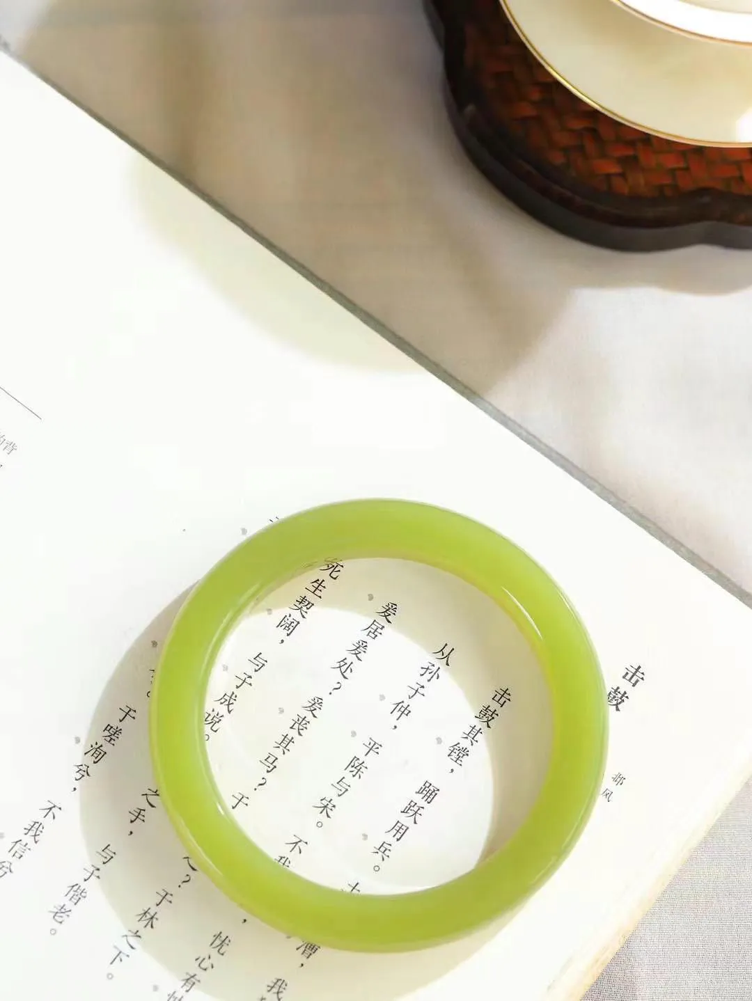 （柔情似水.手镯）

精品和田玉黄口手镯，玉质温润细腻，镯型饱满圆润，优雅知性，姽婳于幽静兮，又婆娑乎人间，经典款型，古朴典雅。极具灵性，腕间风情，风姿卓越。 重58克    内径58.5mm 尺寸10.2-9.5mm   78501744T