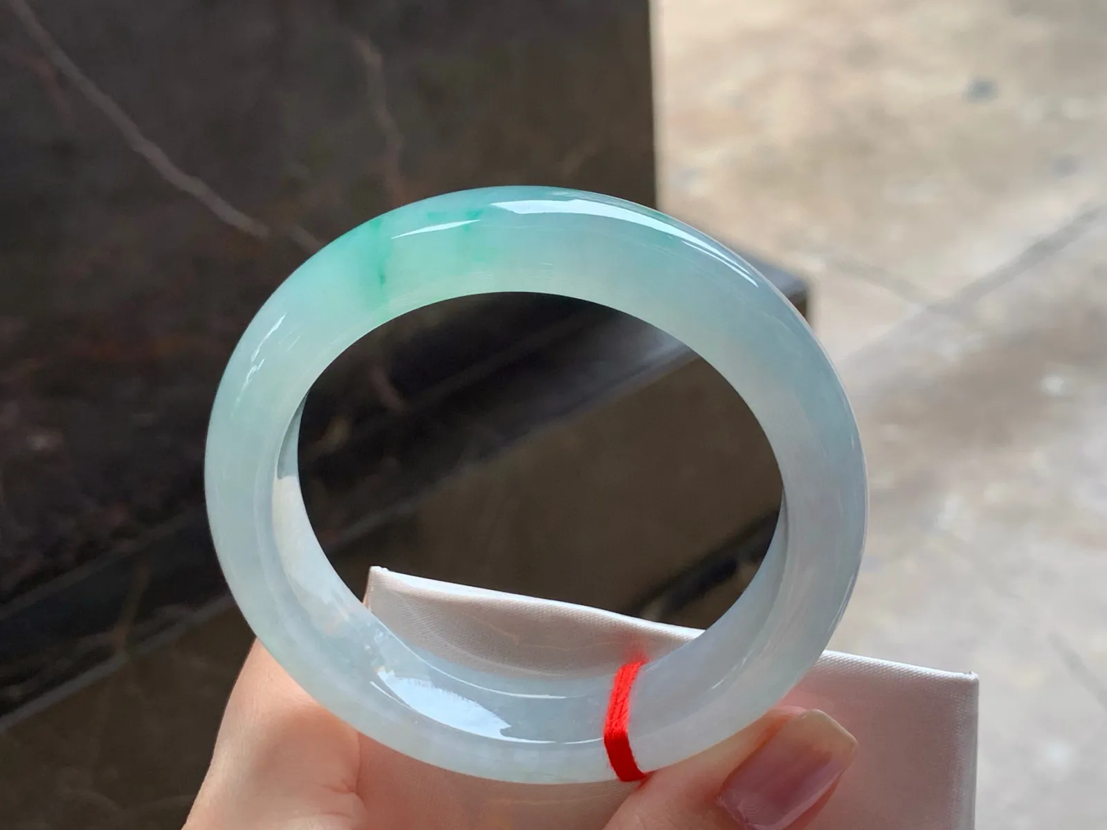 冰种飘色手镯
尺寸：55.6-13.5-8.6mm
有种有色～上手漂亮大力推荐哦