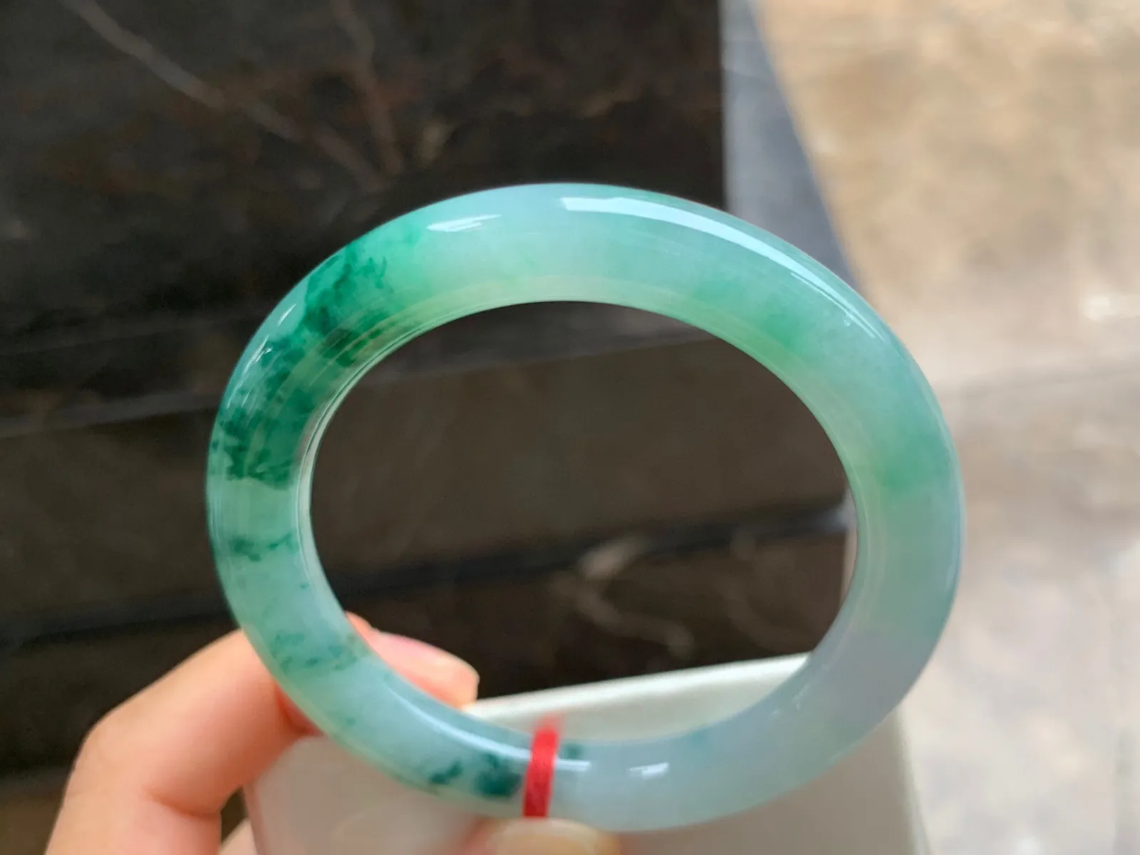 53-9.5mm
飘花圆条手镯 底子细腻 花色漂亮
