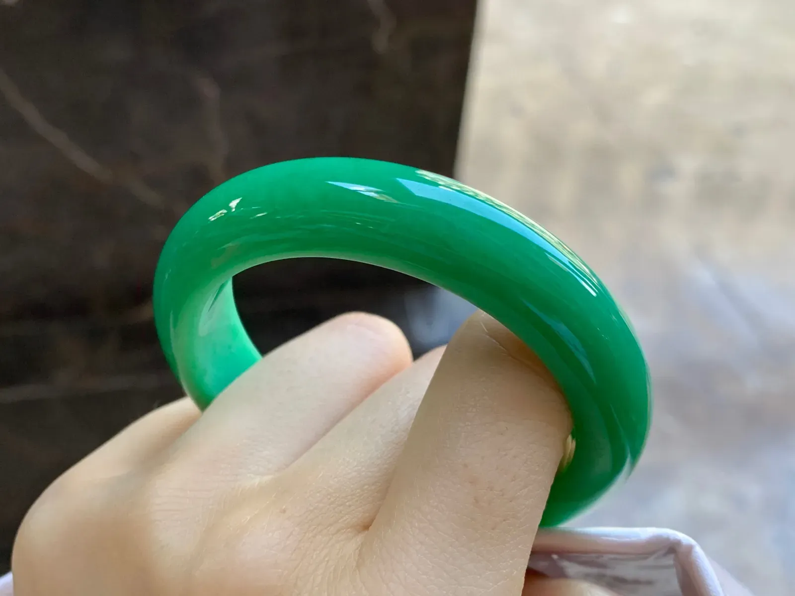 满绿手镯
尺寸：50.6-12-8.5mm
很细腻的料子～绿色浓郁均匀内侧有裂