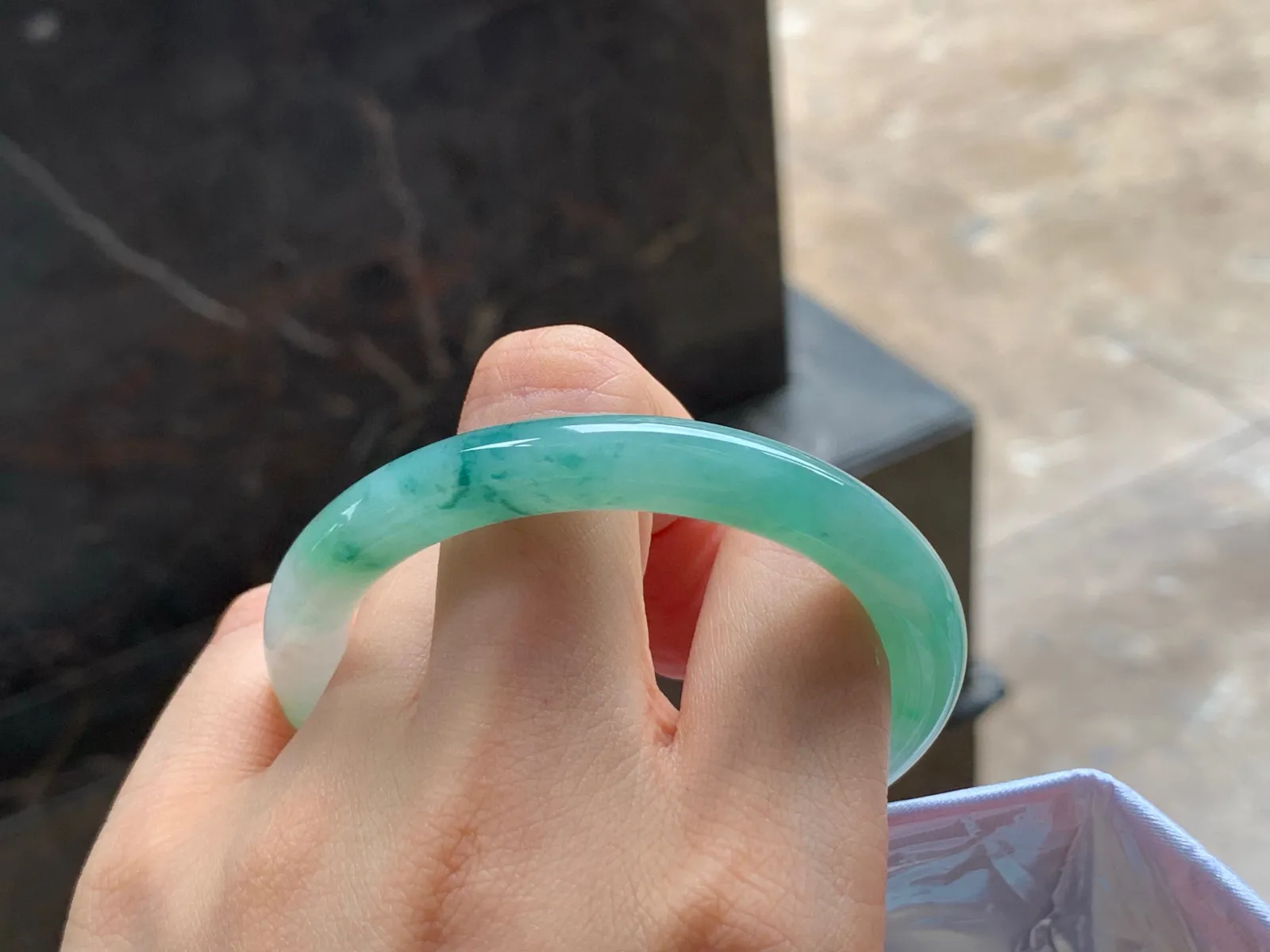 细圆条手镯
底色漂亮 50.6/8.8mm