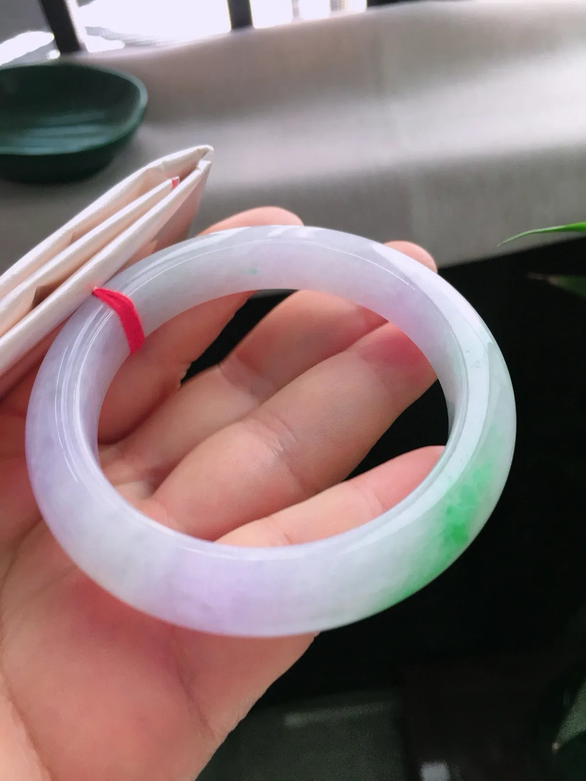 圈口58.5，正圈手镯，春彩，玉质冰润细腻，尺寸58.5-12.1-10mm