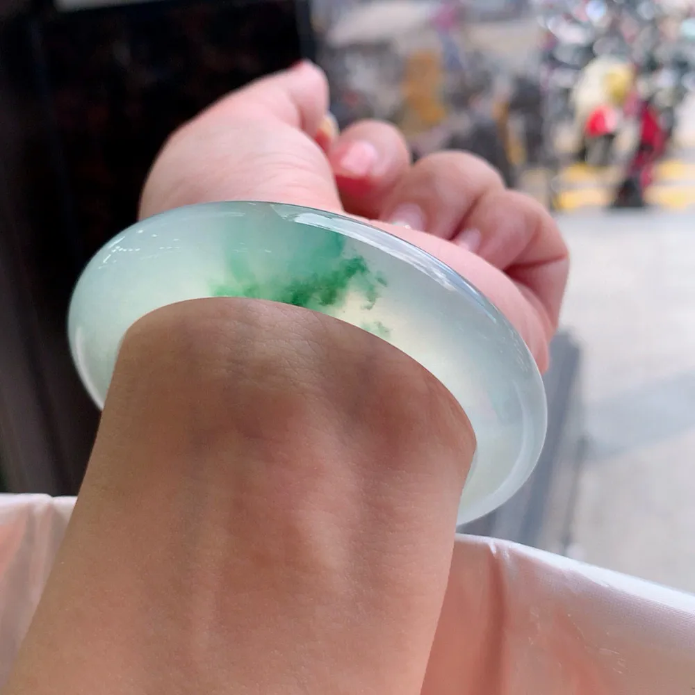 正圈冰玻晴水蓝花镯 无瑕 尺寸:53.5/12.2/8.8  胶感十足 荧光闪闪 实物更好 🥰🥰