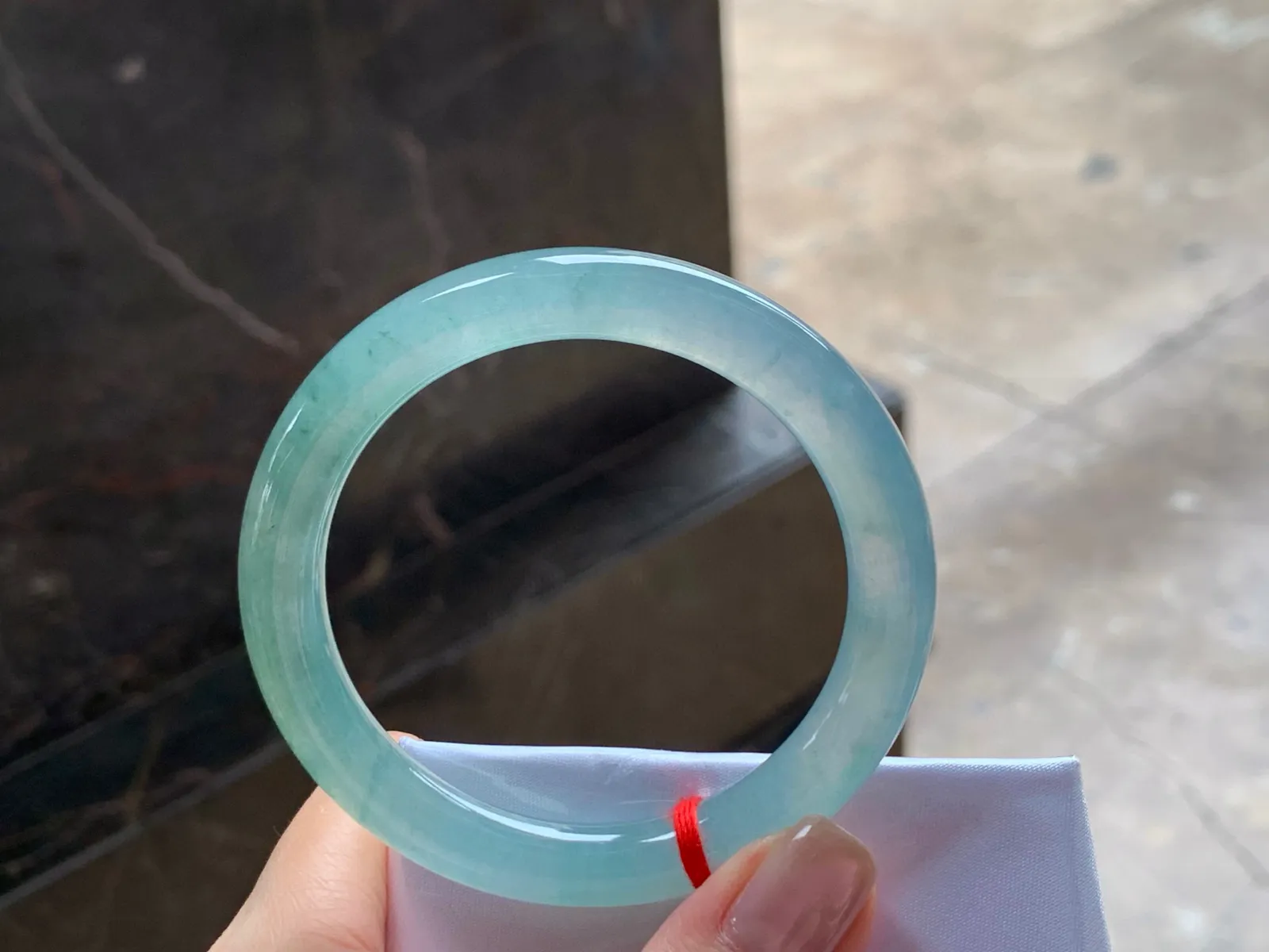 冰晴细圆条手镯
尺寸：53-8.5mm
种水好 有特色很耐看的料子～